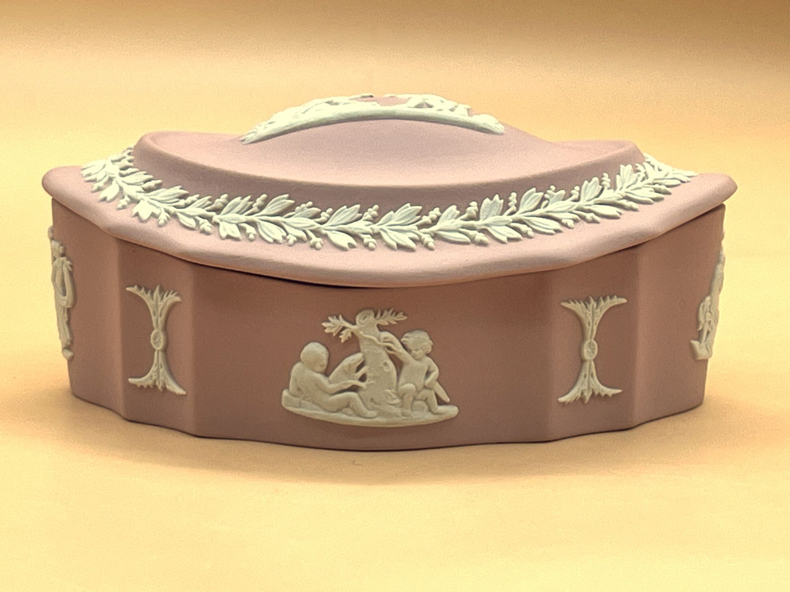 Wedgwood Pottery Pink Jasperware Cherubs botvormige snuisterdoosje. photo 65.0