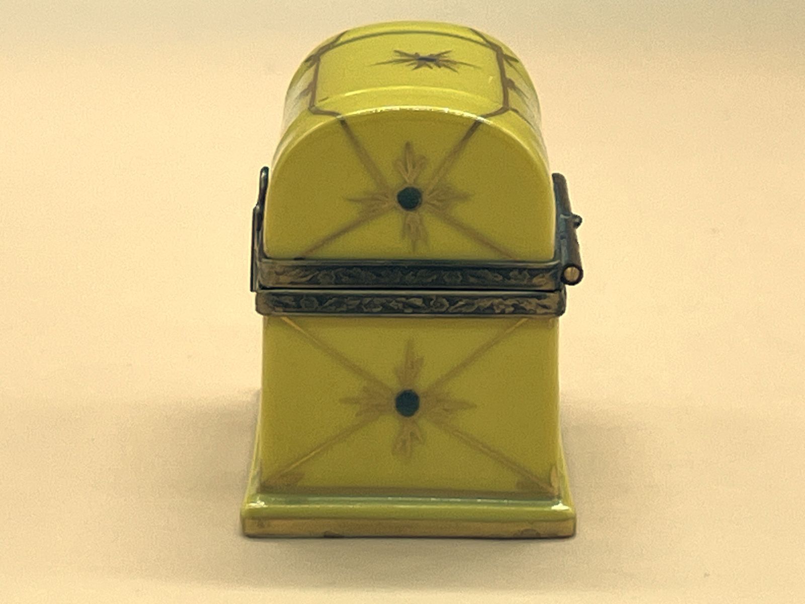 Limoges Porcelain France gele kistjesvorm snuisterdoosje met 3 glazen parfumflesjes. photo 125.0