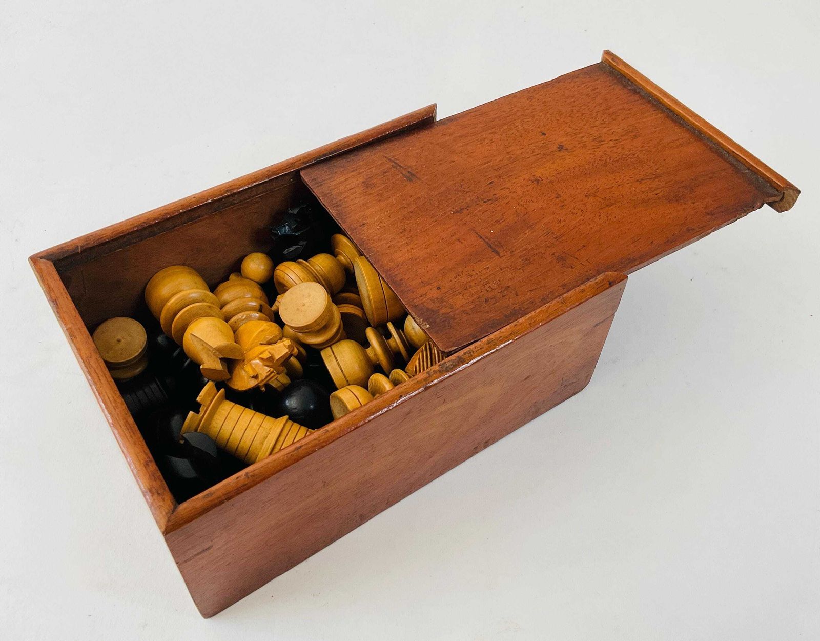 Antique 19th Century St. George Pattern Chess Set, Boxwood And Ebony photo for sale
