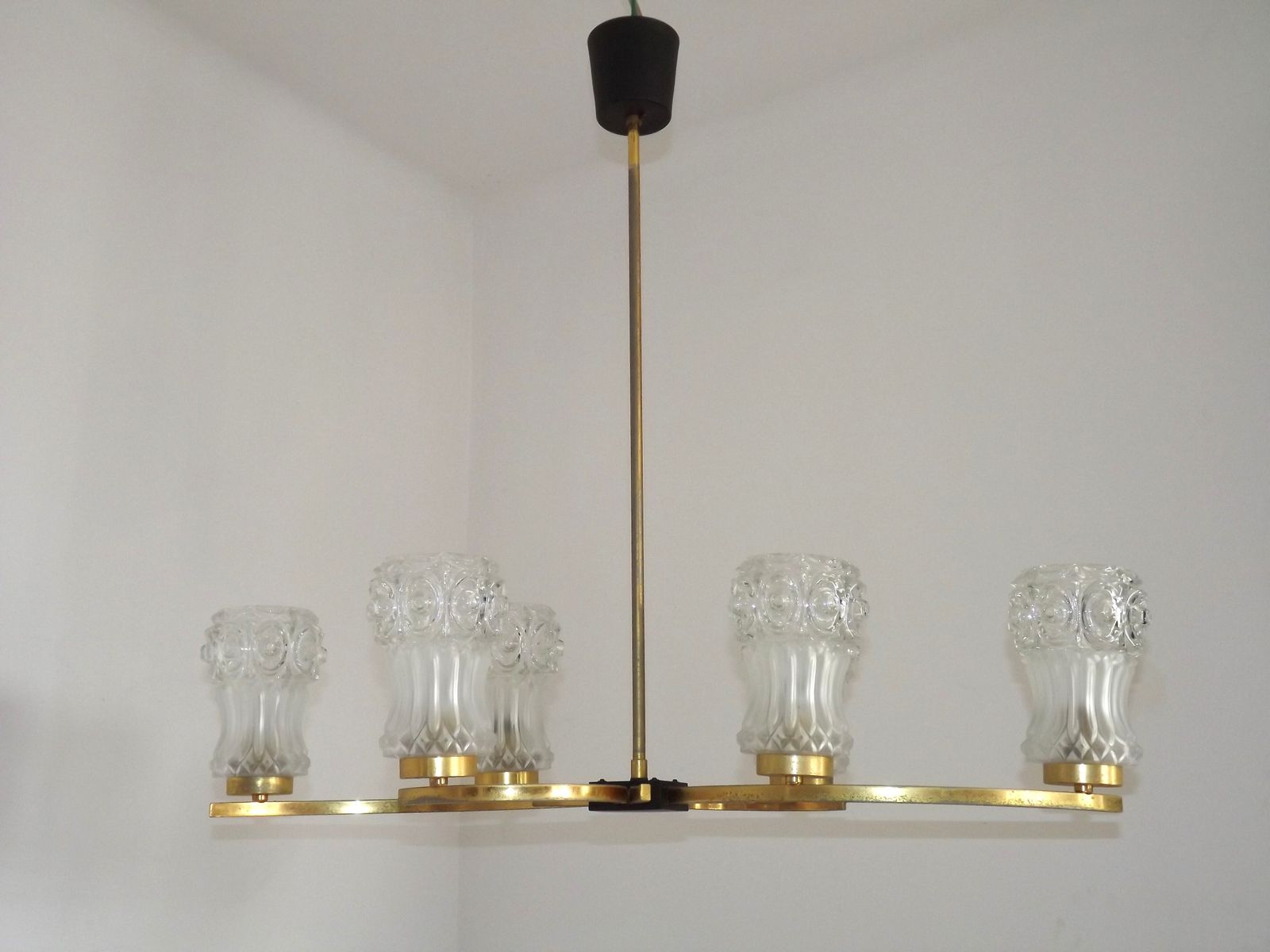 Franse Retro Mid-Century Zwart-Gouden Hanglamp met 6 Armen en Glazen Kappen photo Verlichting