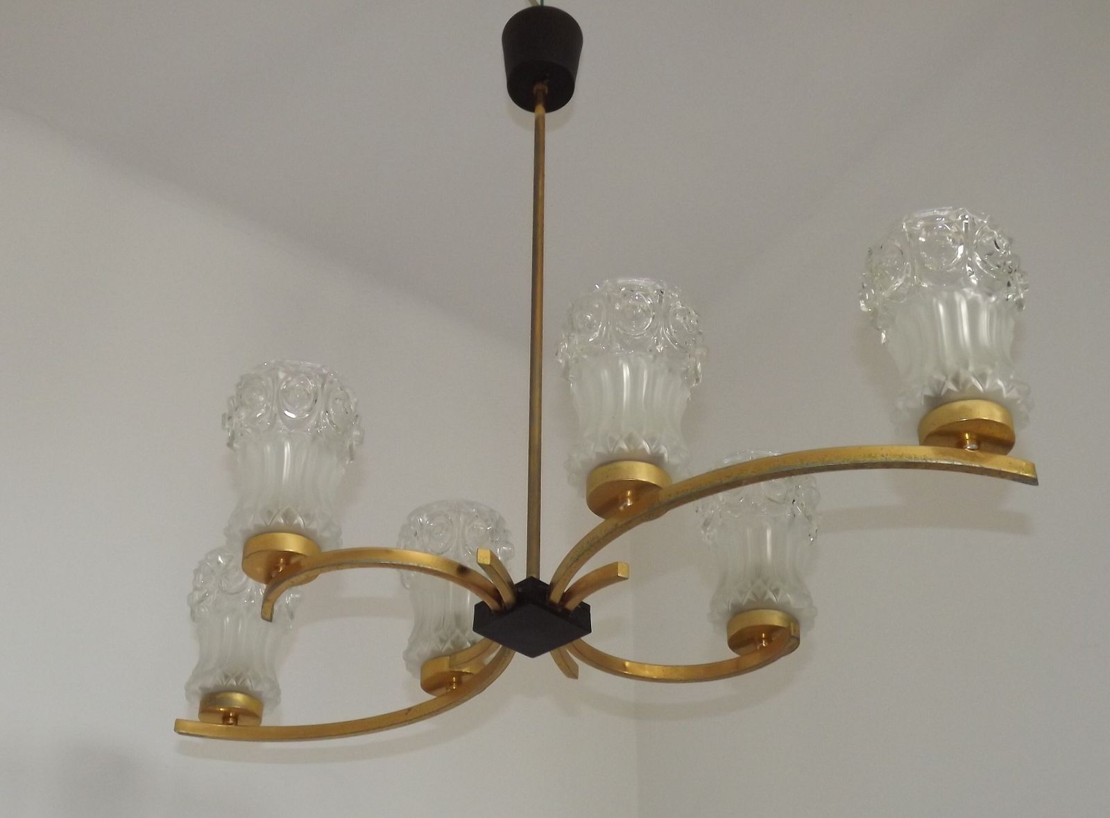 Franse Retro Mid-Century Zwart-Gouden Hanglamp met 6 Armen en Glazen Kappen photo furniture