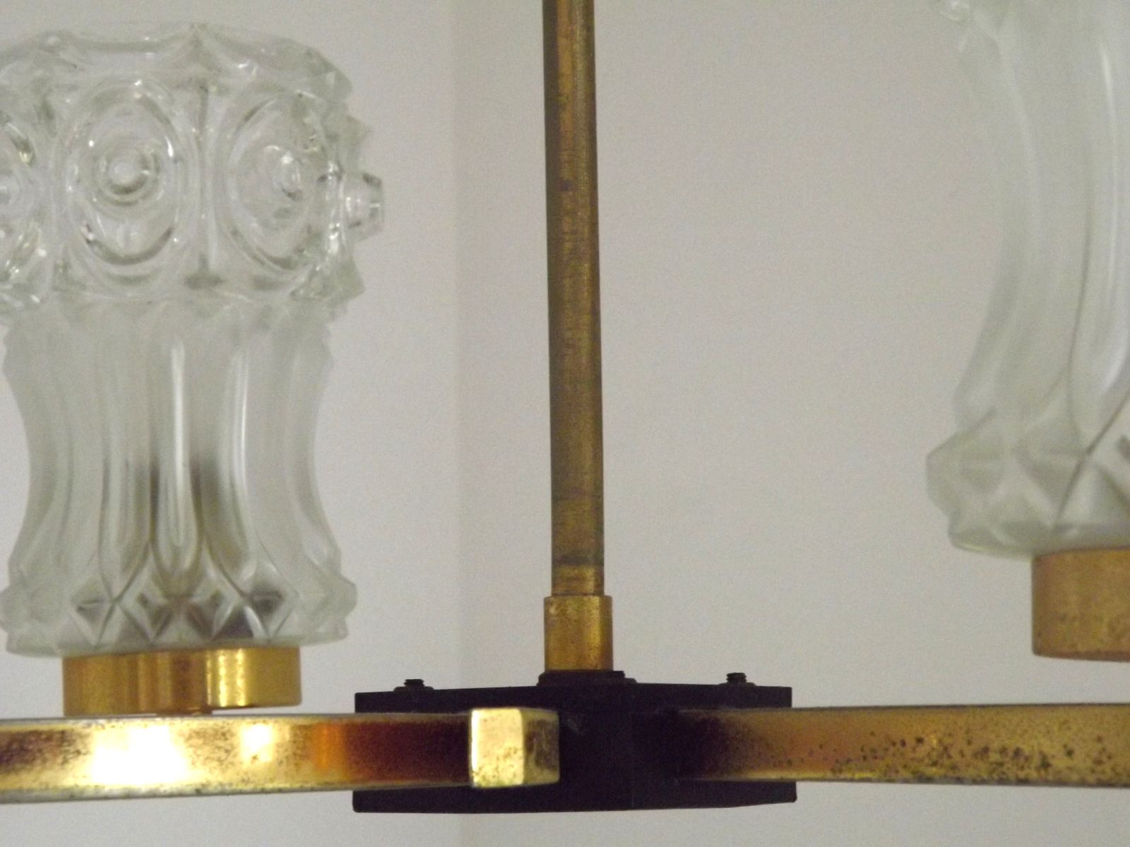Verlichting Franse Retro Mid-Century Zwart-Gouden Hanglamp met 6 Armen en Glazen Kappen photo