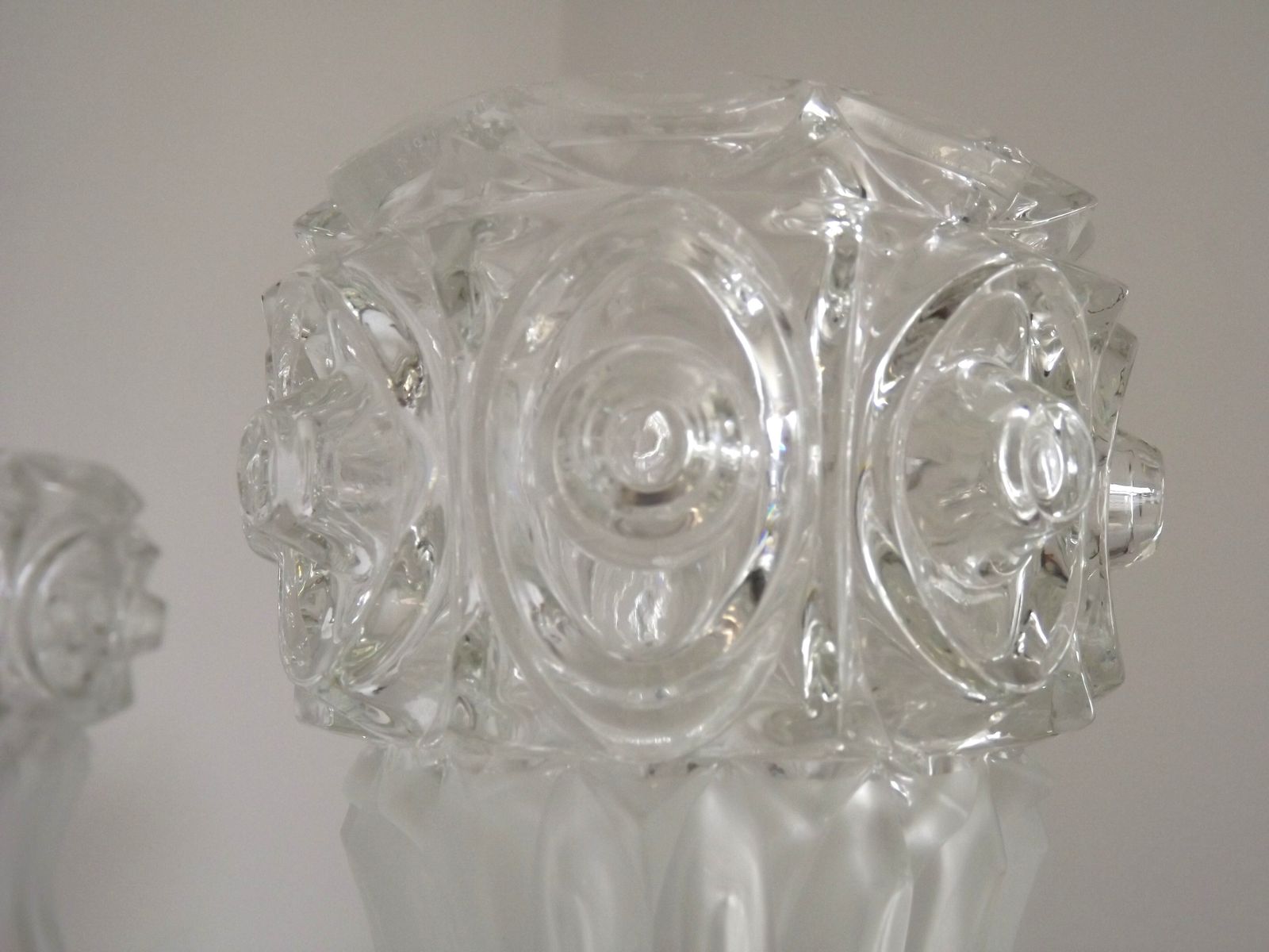photo vintage Franse Retro Mid-Century Zwart-Gouden Hanglamp met 6 Armen en Glazen Kappen