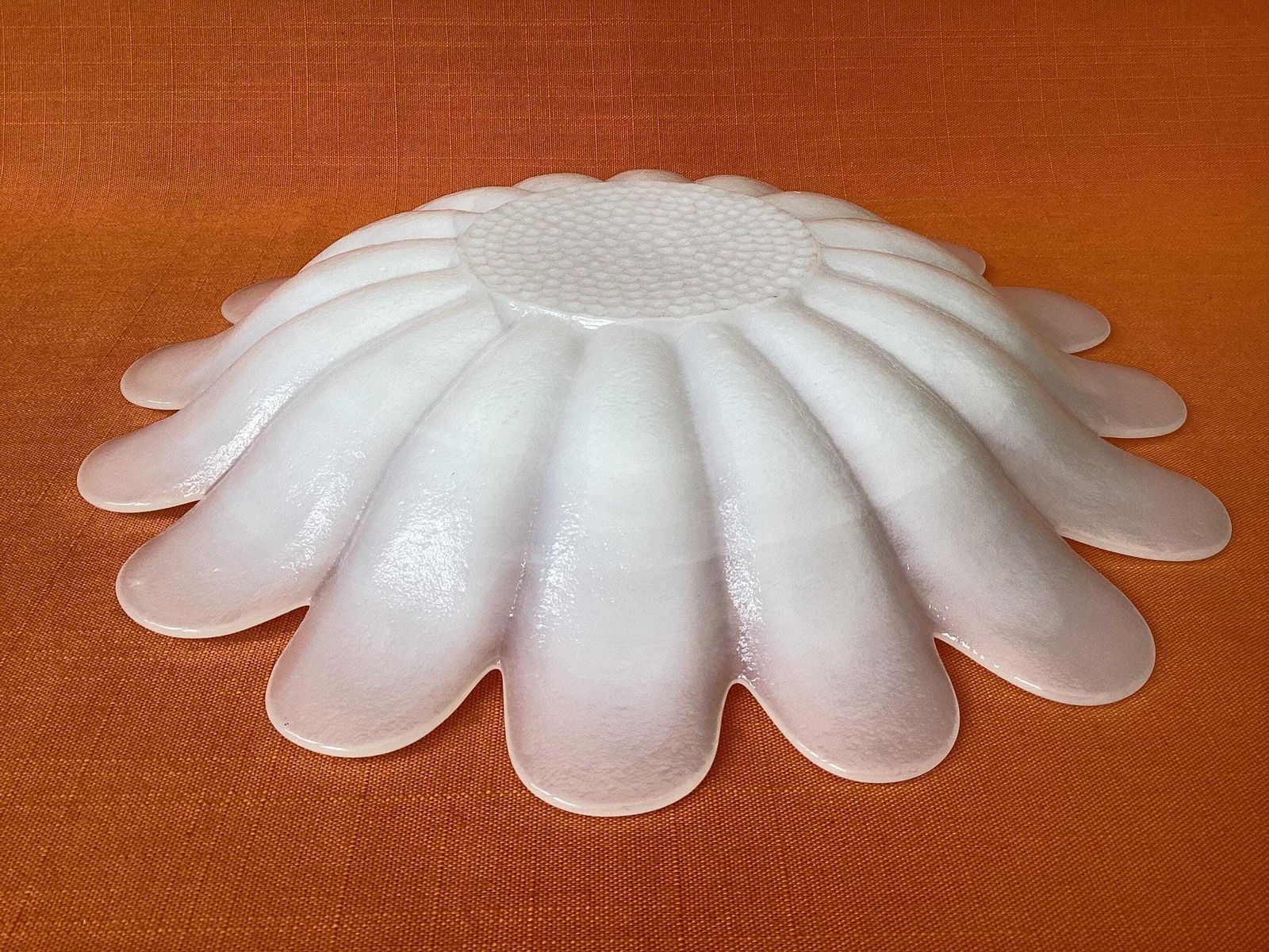 Dartington Daisy 12" Platter/Fruit Bowl in zeldzaam ondoorzichtig wit glas, Frank Thrower Design photo vinterior