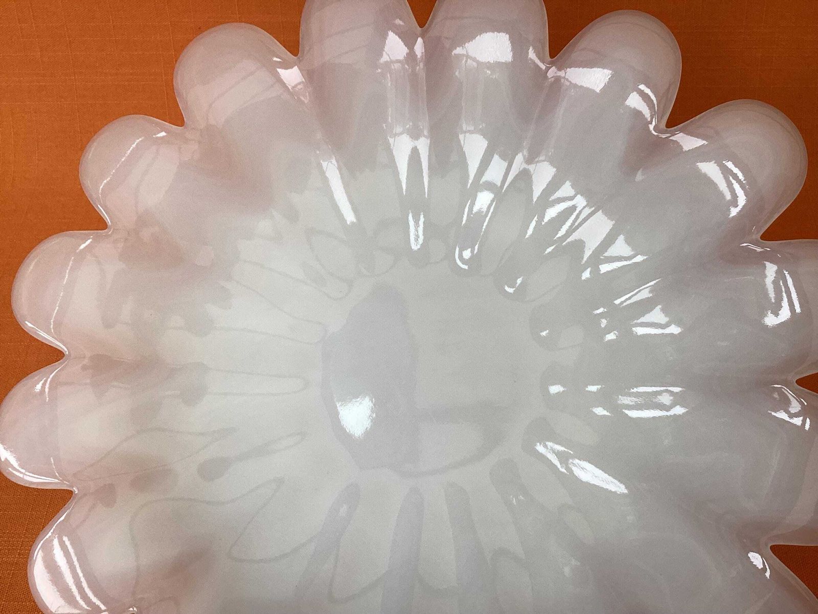 Dartington Daisy 12" Platter/Fruit Bowl in zeldzaam ondoorzichtig wit glas, Frank Thrower Design photo vintage