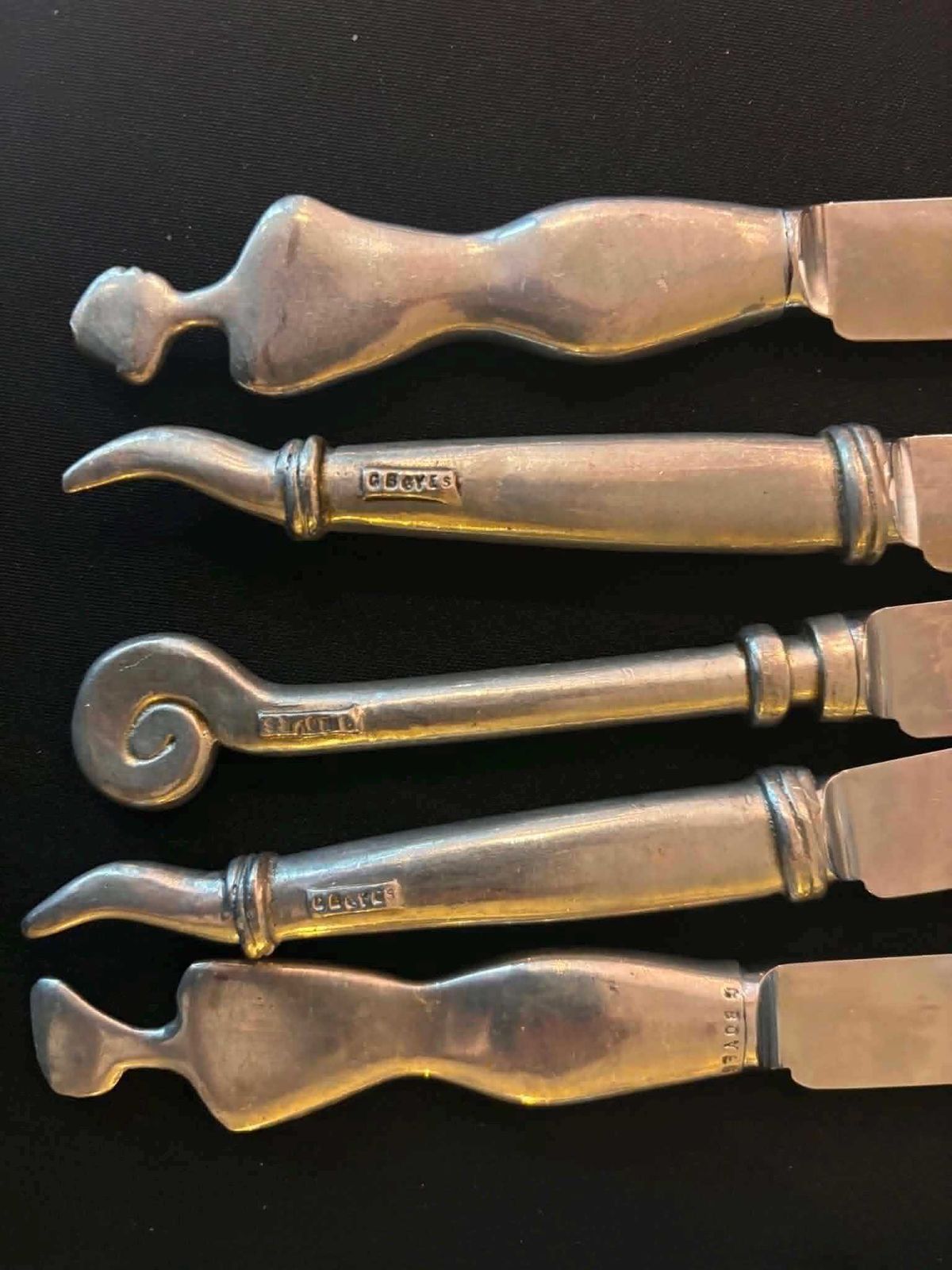 photo vinterior Carrol Boyes Zeldzame 18-delige Bestekset uit 1989, Vroeg Pewter Functional Art Flatware, Zuid-Afrikaans Brutalistisch Sculpturaal Tafelgerei