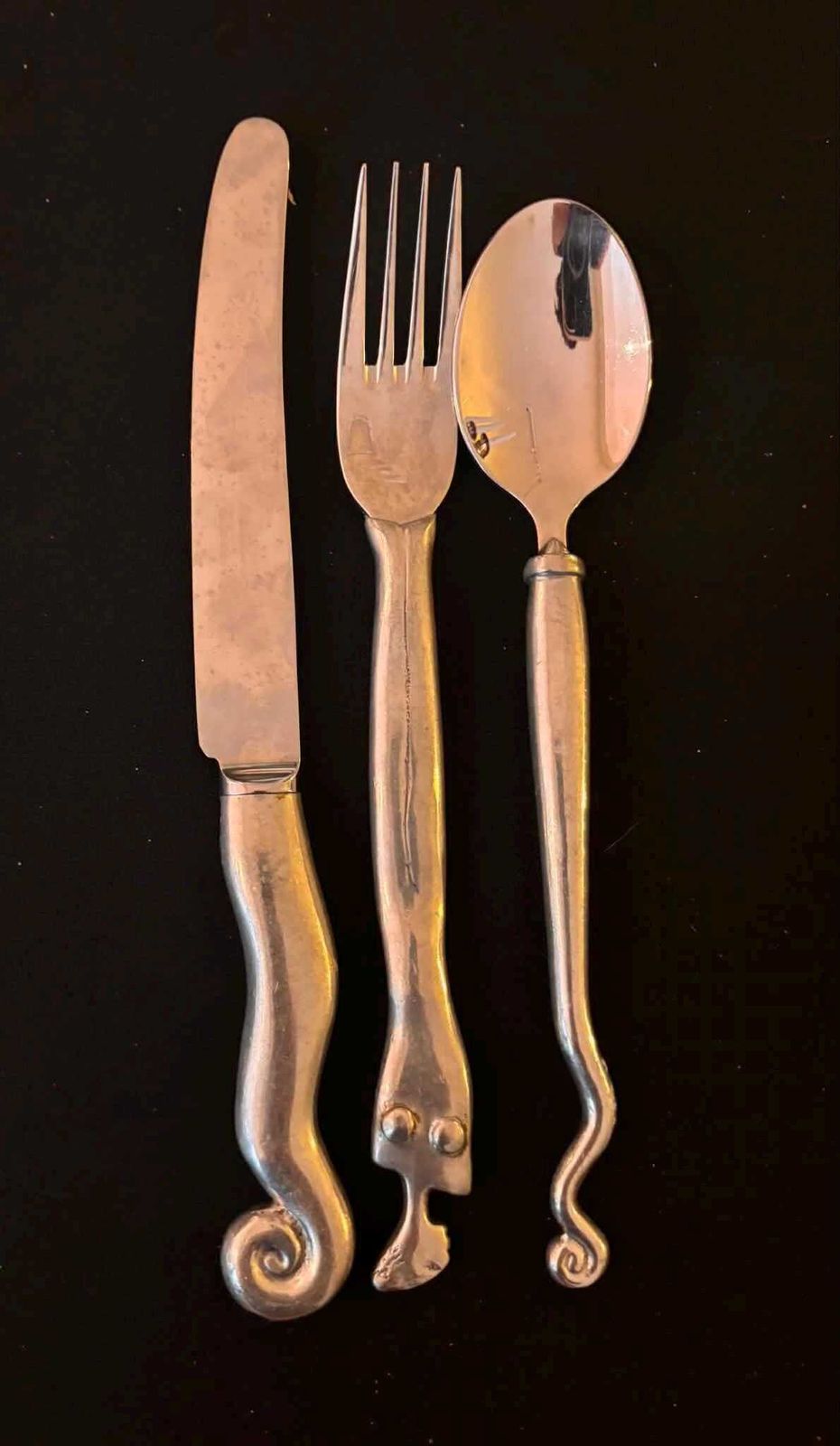 photo vintage Carrol Boyes Zeldzame 18-delige Bestekset uit 1989, Vroeg Pewter Functional Art Flatware, Zuid-Afrikaans Brutalistisch Sculpturaal Tafelgerei
