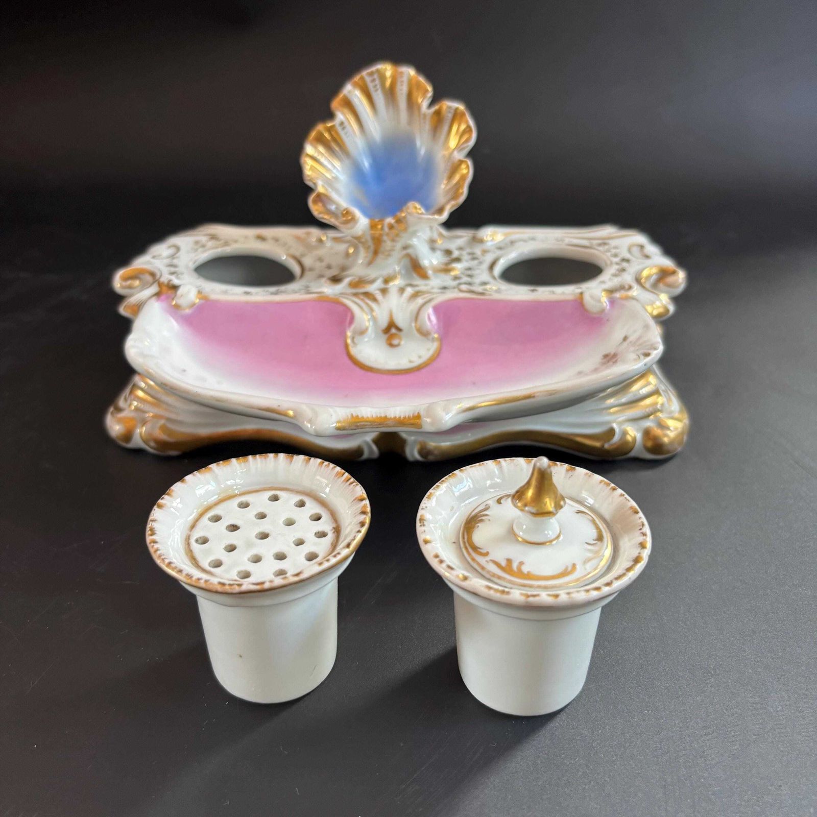 Compendium de bureau d'époque en porcelaine, style Rococo, XIXe siècle - porte-montre, encrier, rose et doré, vers 1880 photo for sale