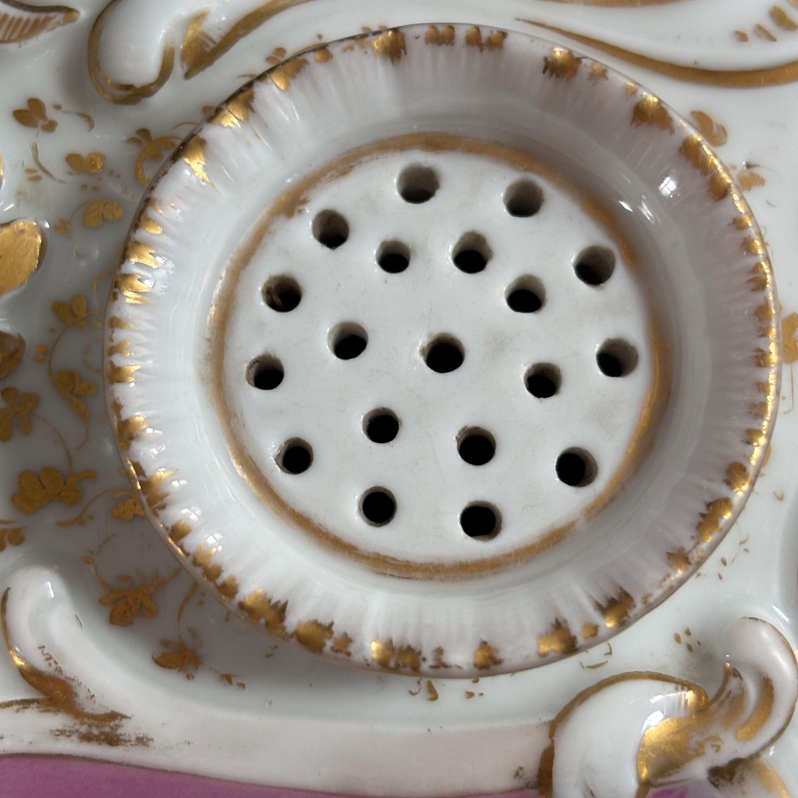 photo buy Compendium de bureau d'époque en porcelaine, style Rococo, XIXe siècle - porte-montre, encrier, rose et doré, vers 1880