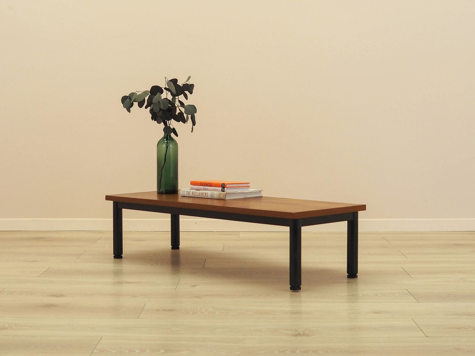 Table basse danoise à plateau plaqué sur pieds en métal, années 1960 photo for sale