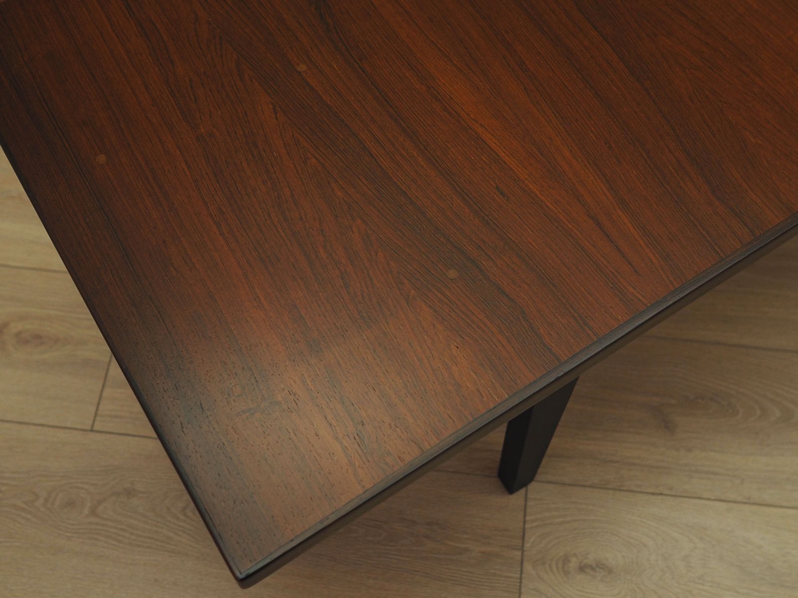 Buffet sur pieds noirs, plateau en placage, design danois, années 1970 photo buy