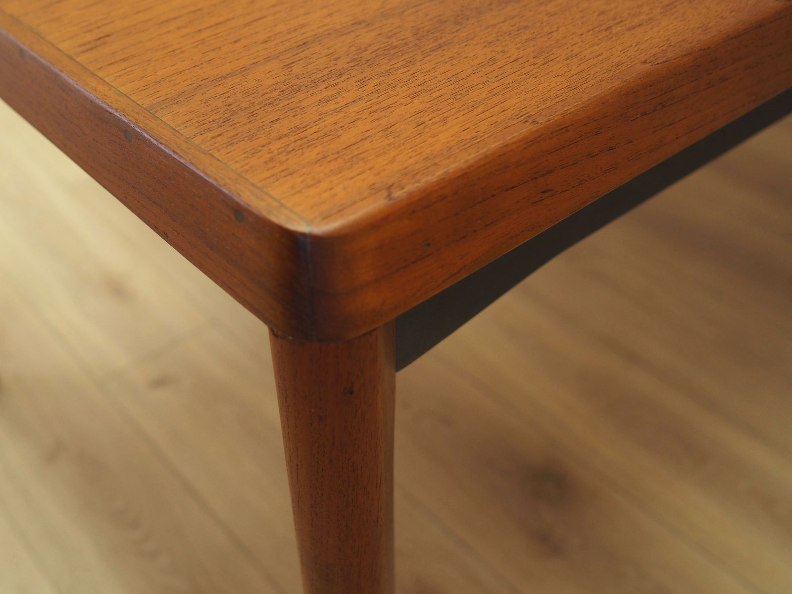photo furniture Teakhouten uitschuifbare eettafel van Henning Kjærnulf, Vejle Stole & Møbelfabrik, Denemarken, jaren 1960