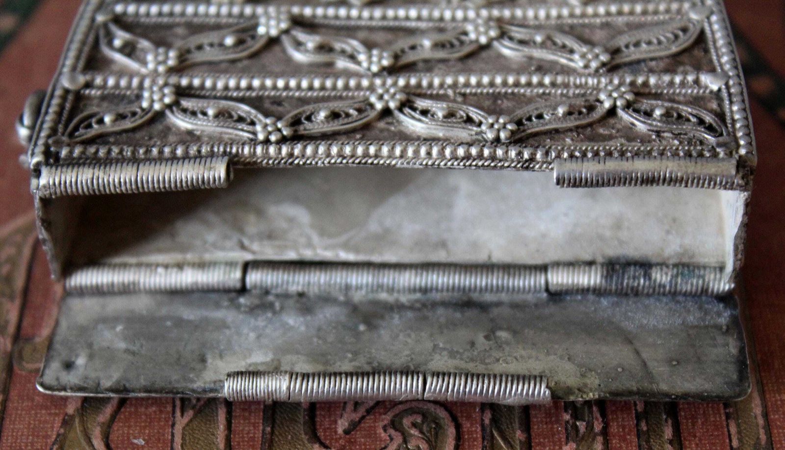 140.0 Mahfaza du Yémen d'époque en argent, bourse de ceinture, épingle amovible, passant de ceinture au dos, poinçon de fabricant, fait main, filigrane, pochette, Sanduq photo