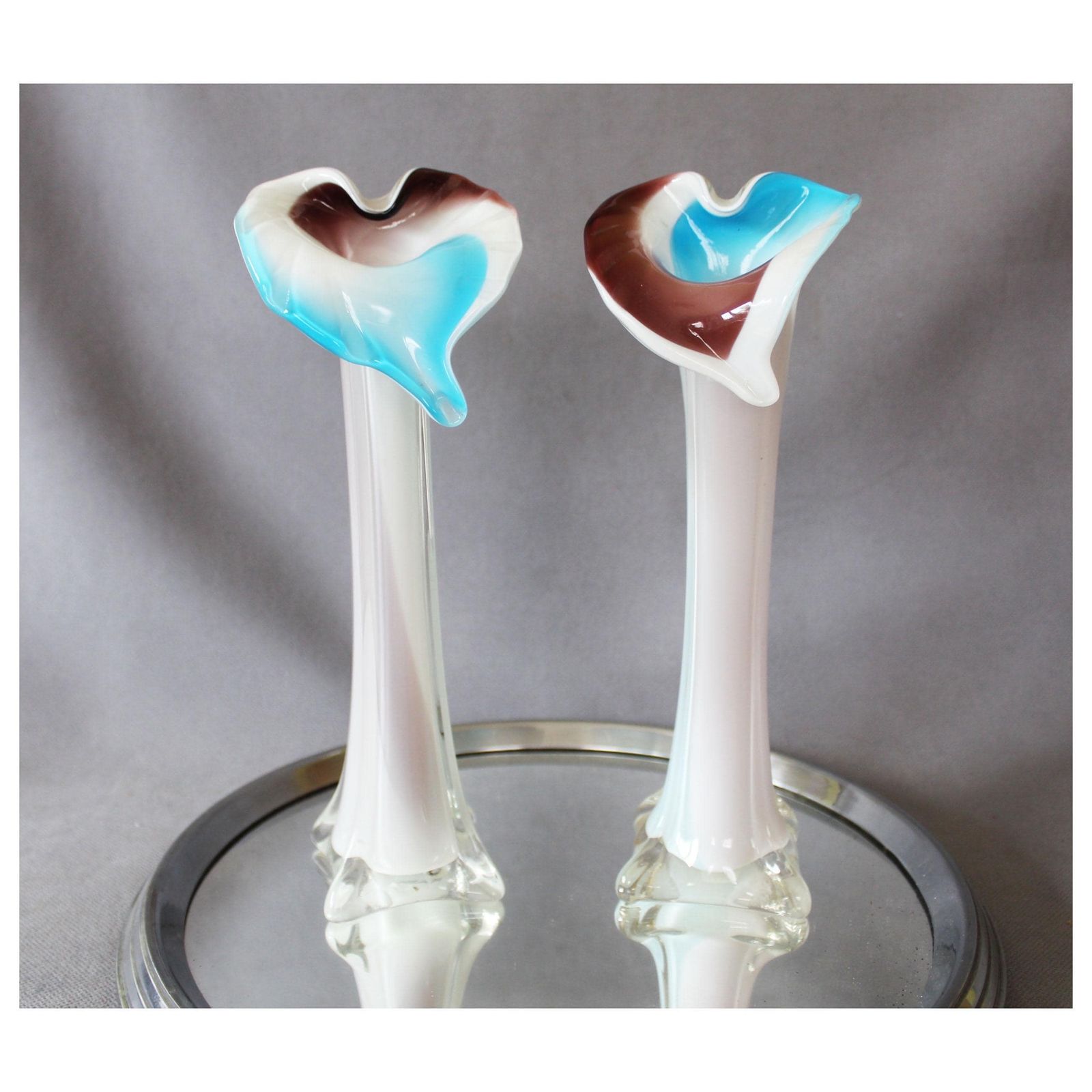 Set van twee vintage Jack in the Pulpit kunstglazen vazen, Calla Lily, gecaseerd glas, handgemaakt, mondgeblazen, turquoise bruin wit, vierkante voet photo furniture