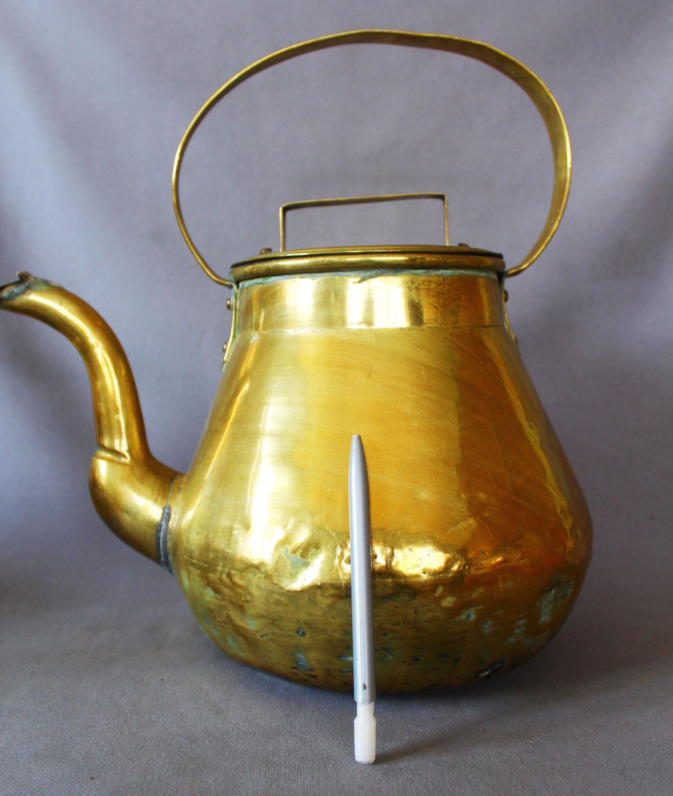 Extra grote antieke messing waterketel, 19e eeuw, handgemaakt, landelijke stijl, keukendecoratie, waterketel, klep op tuit, koperen klinknagels photo for sale
