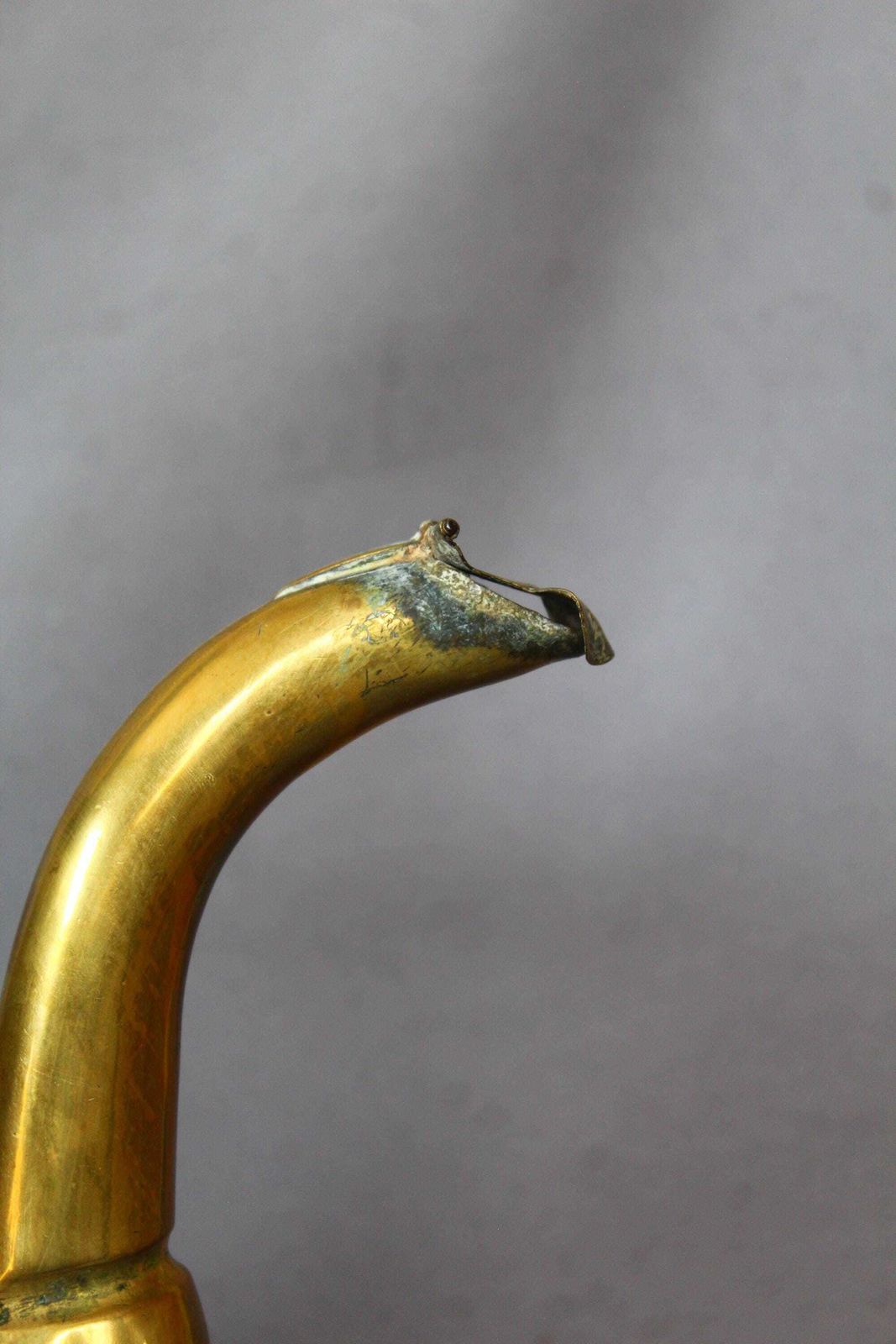photo vinterior Extra grote antieke messing waterketel, 19e eeuw, handgemaakt, landelijke stijl, keukendecoratie, waterketel, klep op tuit, koperen klinknagels