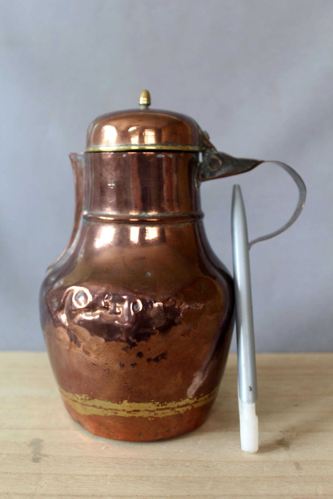 Antieke koperen pot, kan, schenkkan, messing knopje en rand, met de hand gehamerd, Frans landelijk, 19e eeuw, Coquemar Kitchenalia photo for sale