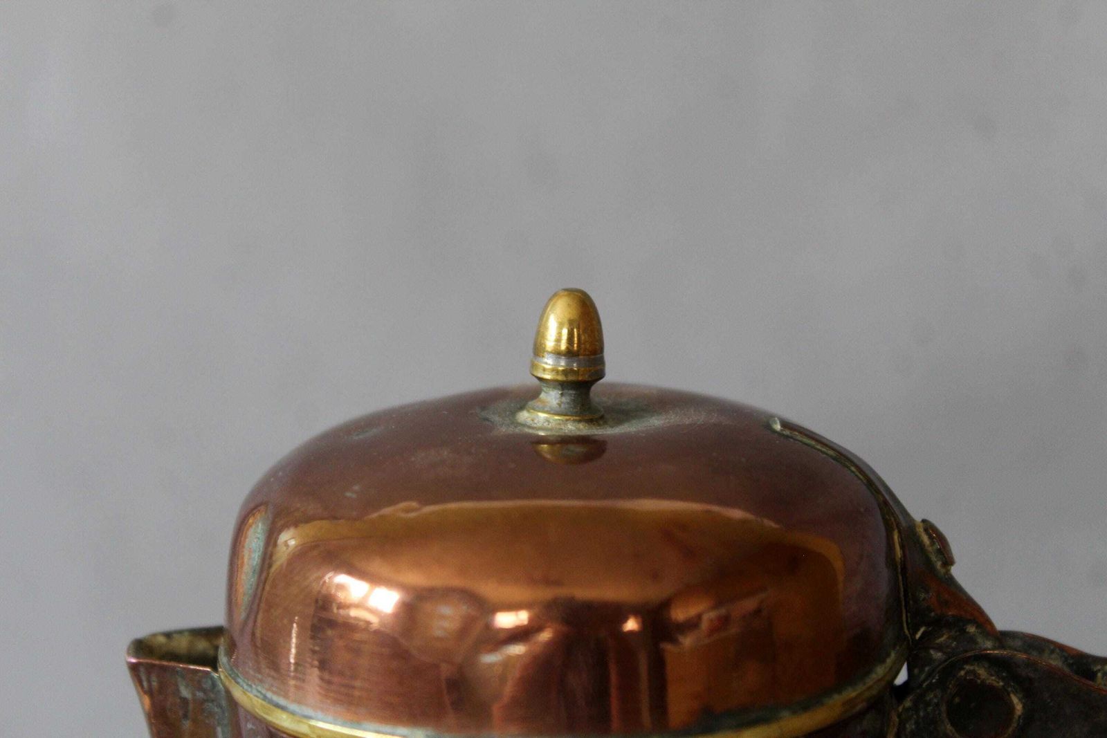 photo for sale Antieke koperen pot, kan, schenkkan, messing knopje en rand, met de hand gehamerd, Frans landelijk, 19e eeuw, Coquemar Kitchenalia