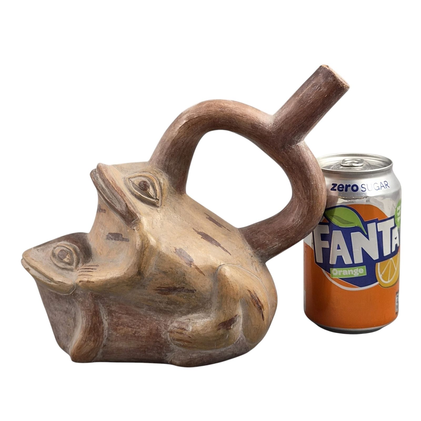 photo furniture Pre-Columbiaans Moche terracottavat met parende kikkers, meer dan 2000 jaar oud