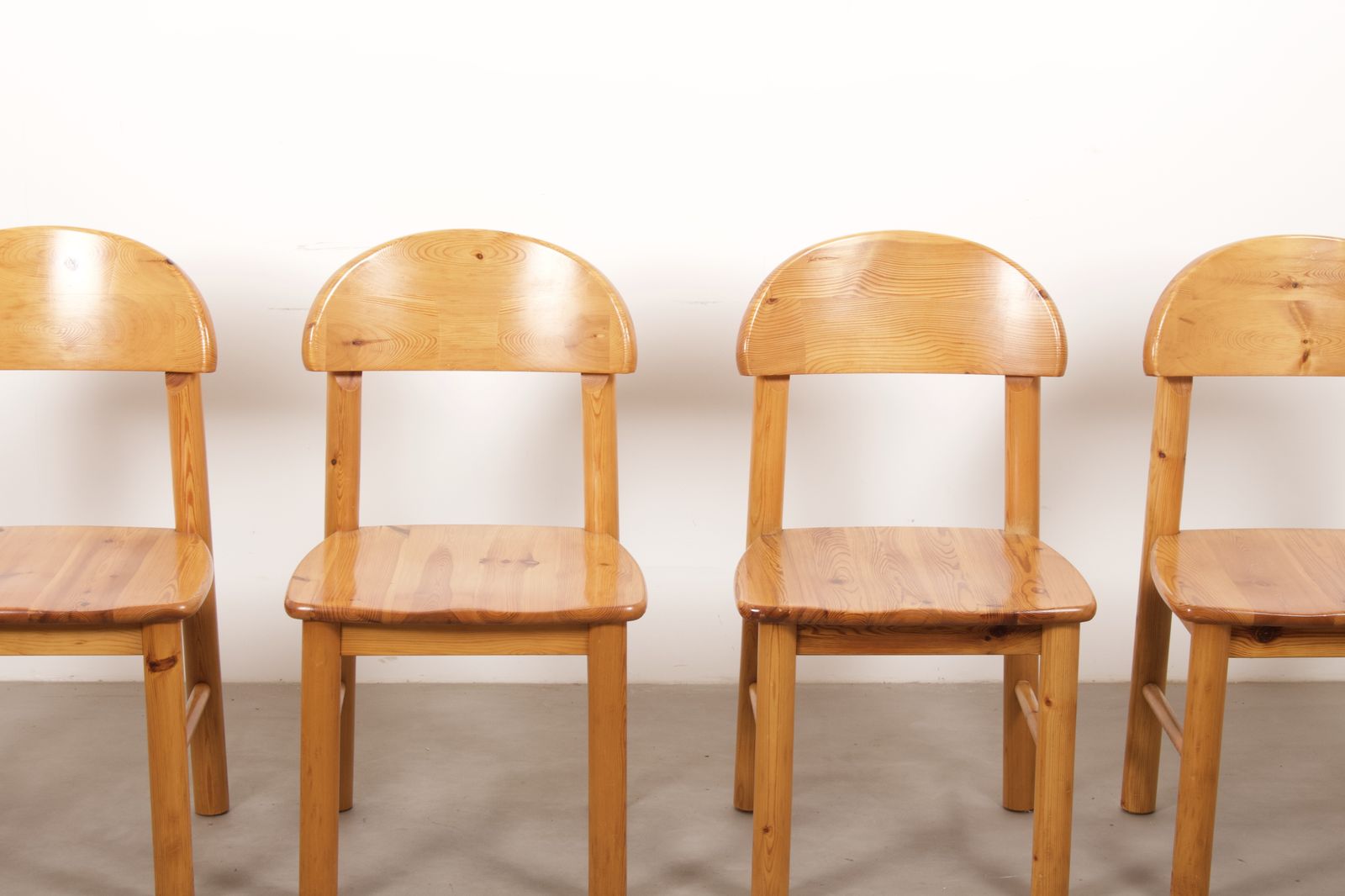 Set van vier vintage massief grenen eetkamerstoelen in de stijl van Rainer Daumiller, Duitsland jaren 1970 photo for sale