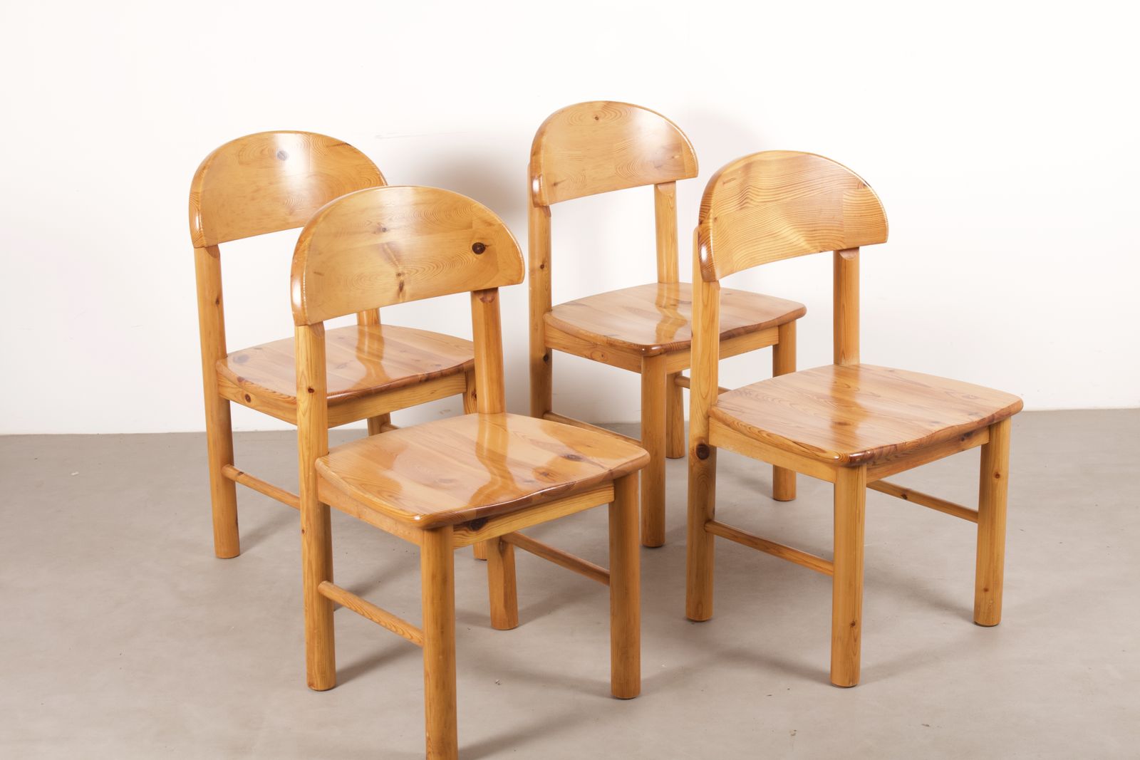 Set van vier vintage massief grenen eetkamerstoelen in de stijl van Rainer Daumiller, Duitsland jaren 1970
