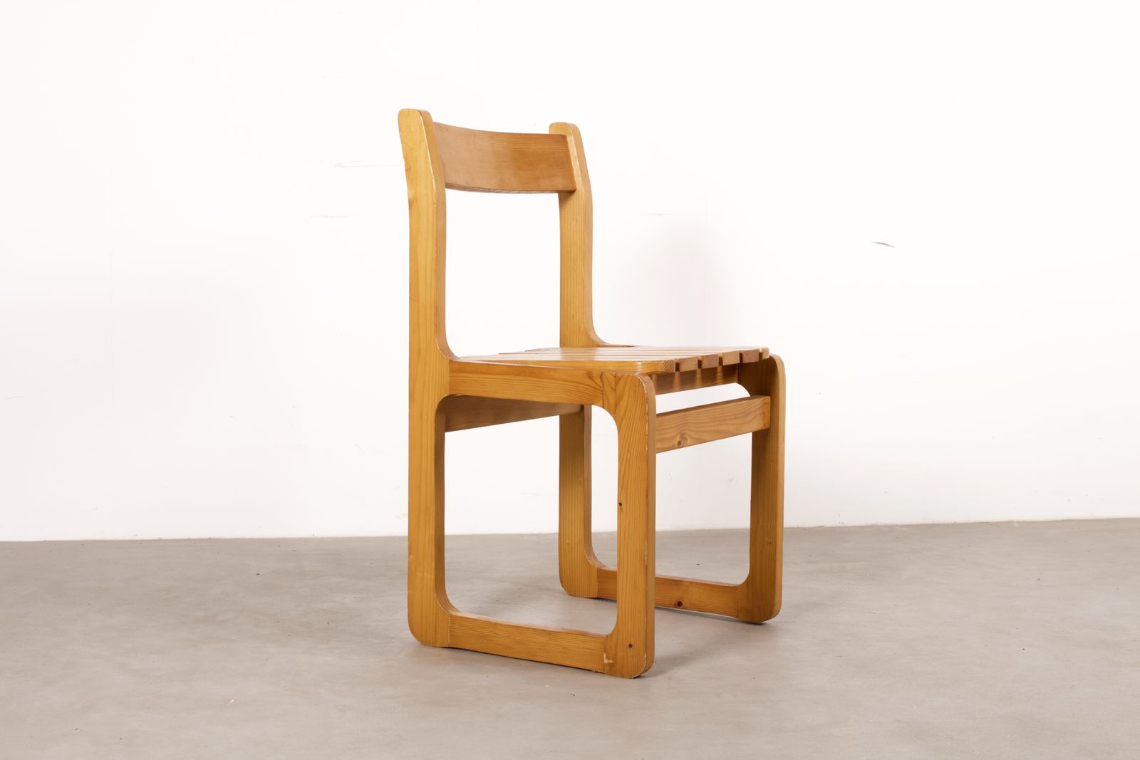 Set van vier vintage massief grenen eetkamerstoelen met lattenzitvlak en ski-poten, Duitsland jaren 1970 photo furniture