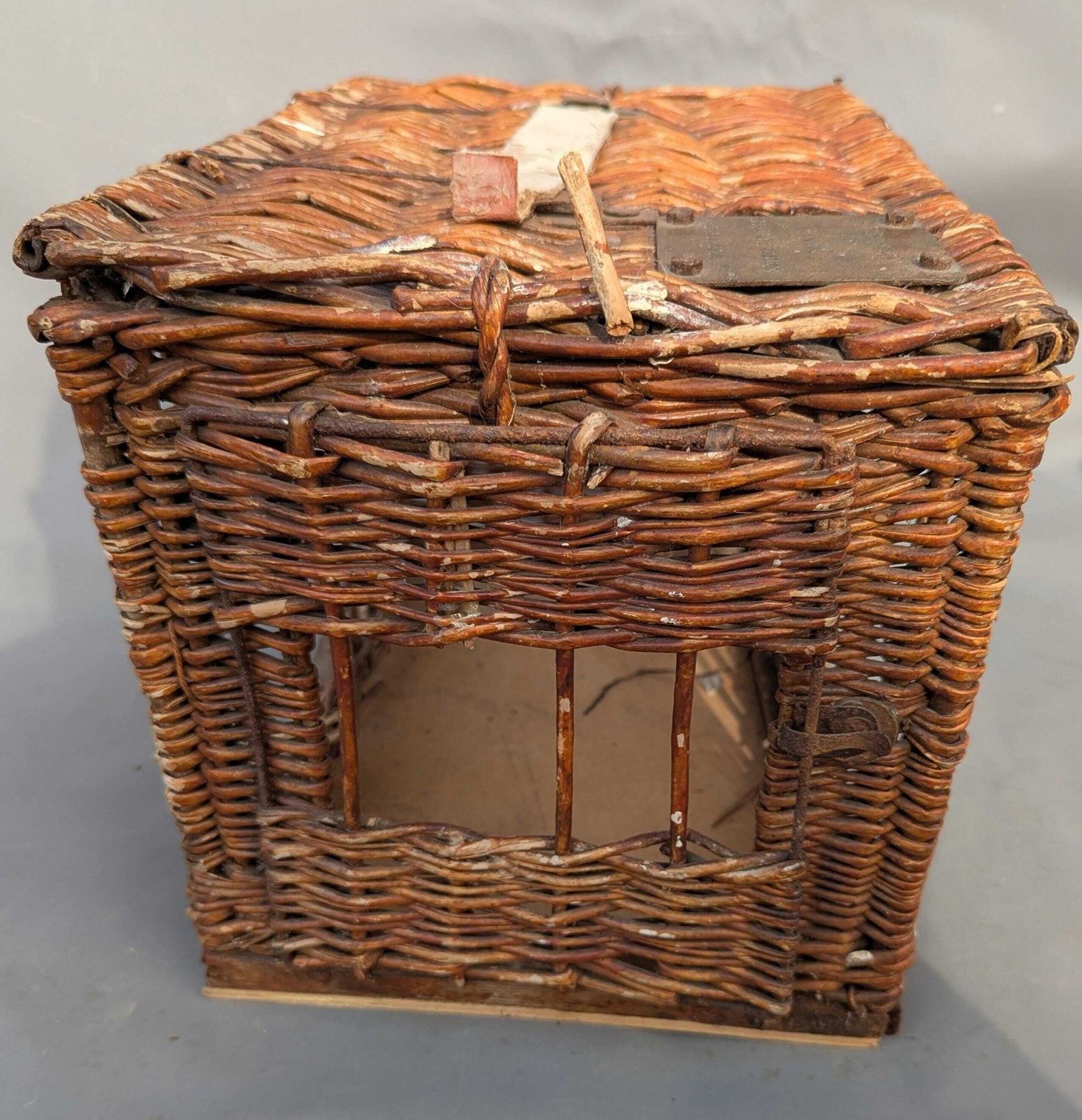 photo vinterior Rare Antique Racing Pigeon Carry Basket, 19th Century
