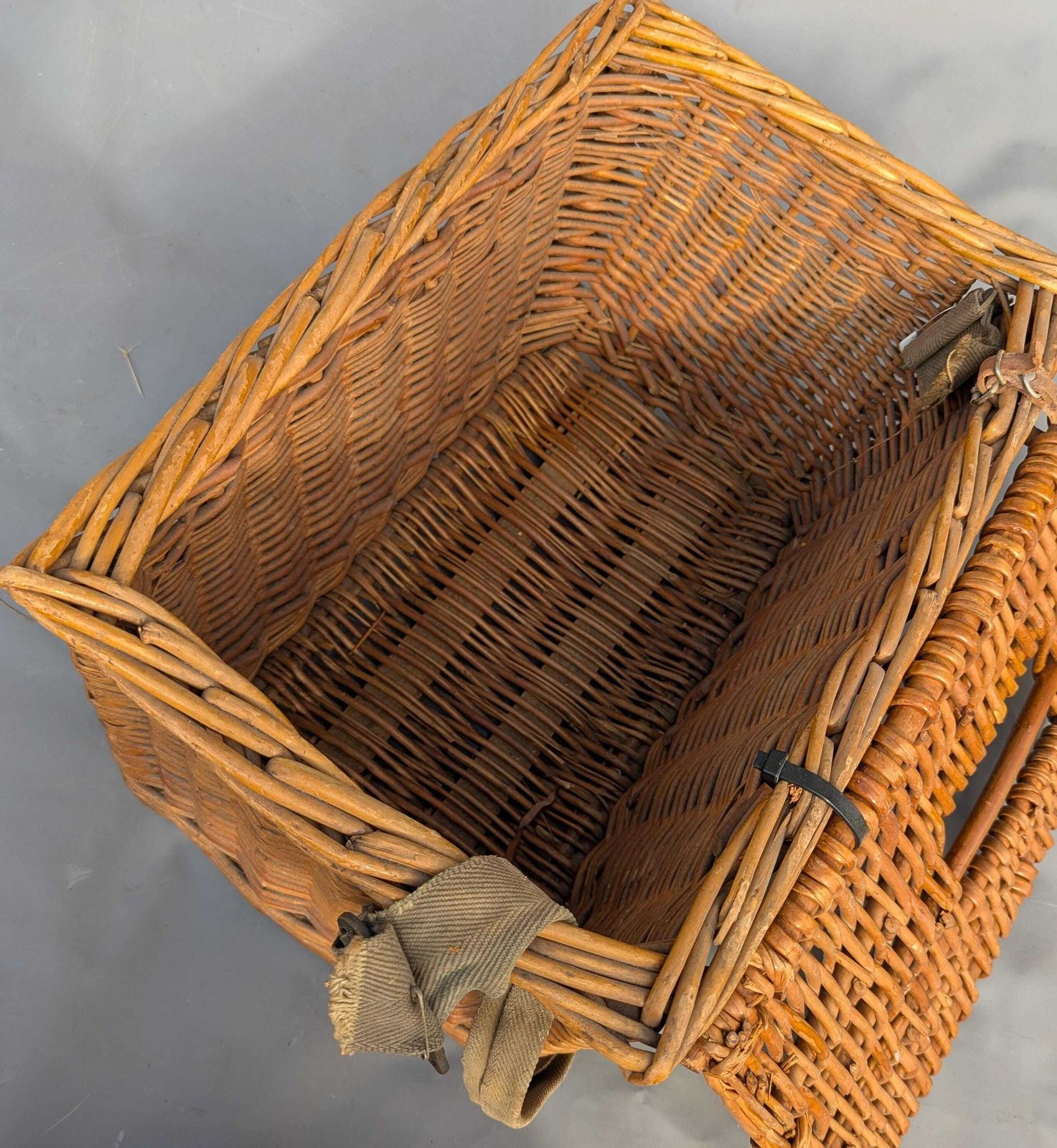 169.0 Vintage rieten visvleet, mand photo
