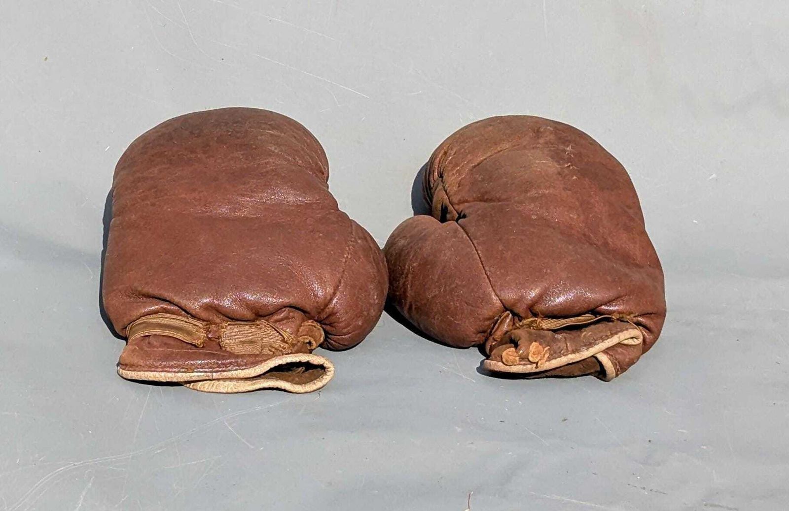 photo furniture Antieke leren bokshandschoenen, art deco, ca. 1920s