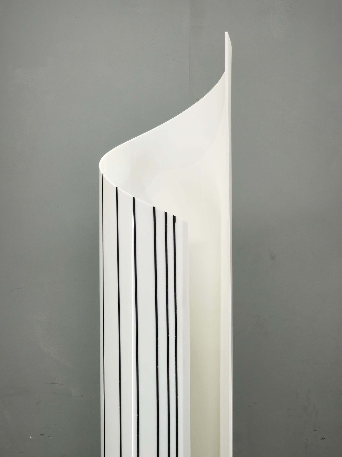 1487.0 Lampadaire sculptural italien postmoderne Space Age en acrylique opaline, années 1980 photo