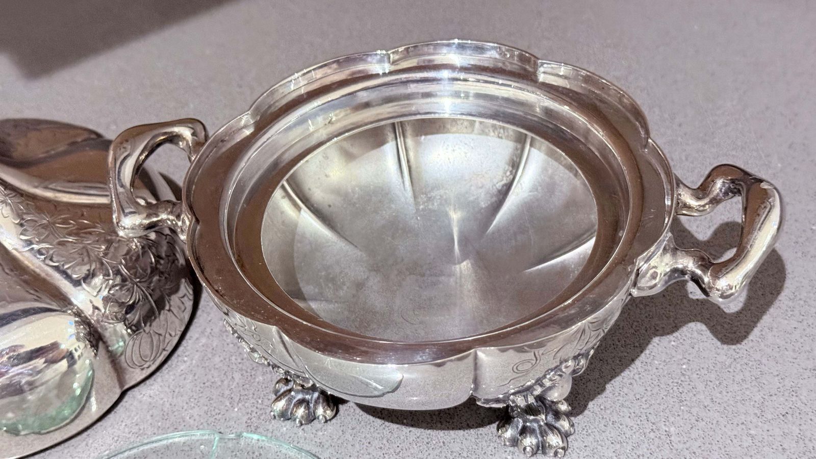 878.0 Antiek decoratief kaviaarschaal serveerset, zilveren quadruple plate deksel, lepel photo