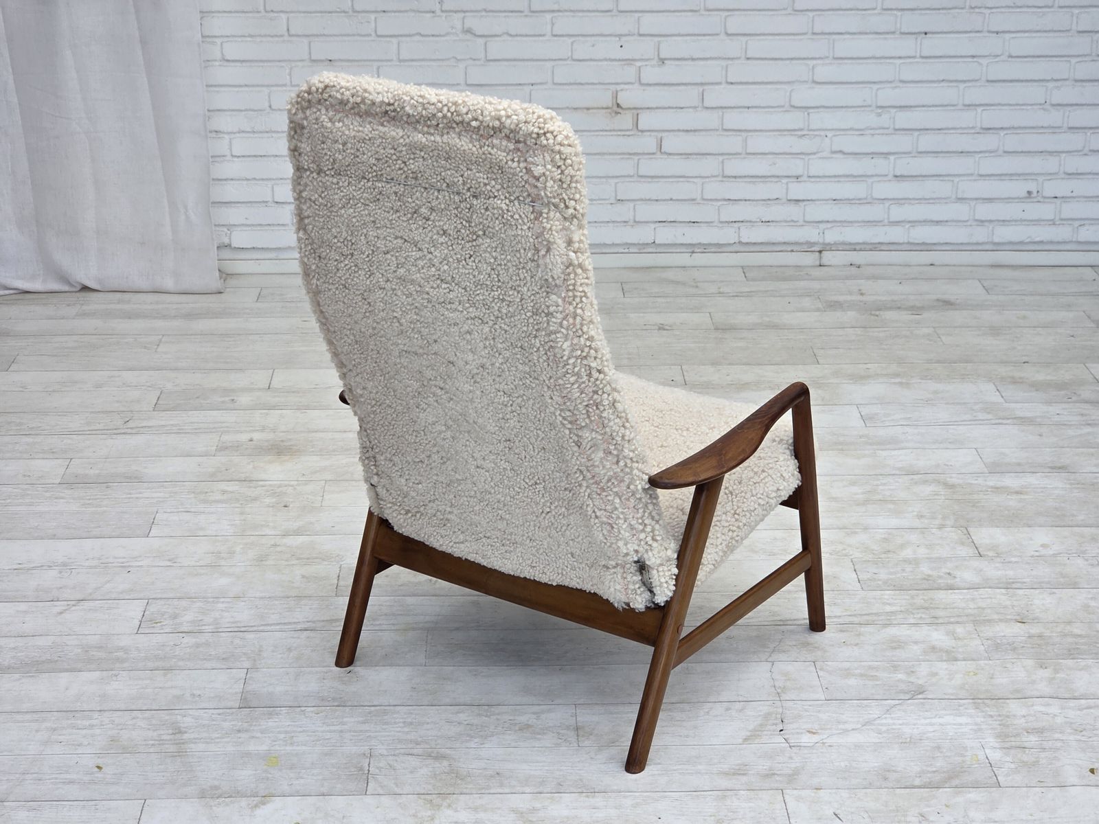 Meubels Ca. jaren 1960, Deens design van Alf Svensson, Echt schapenvacht, Opnieuw bekleed. photo
