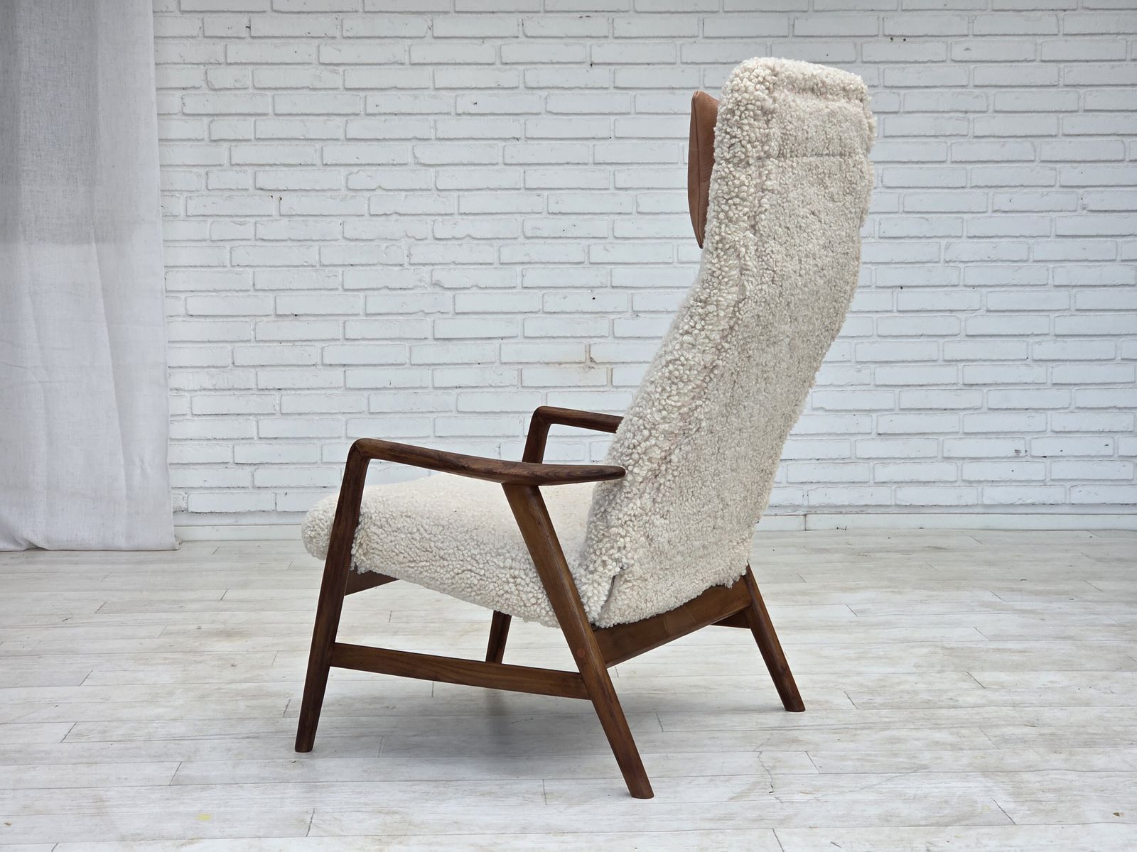 photo buy Ca. jaren 1960, Deens design van Alf Svensson, Echt schapenvacht, Opnieuw bekleed.