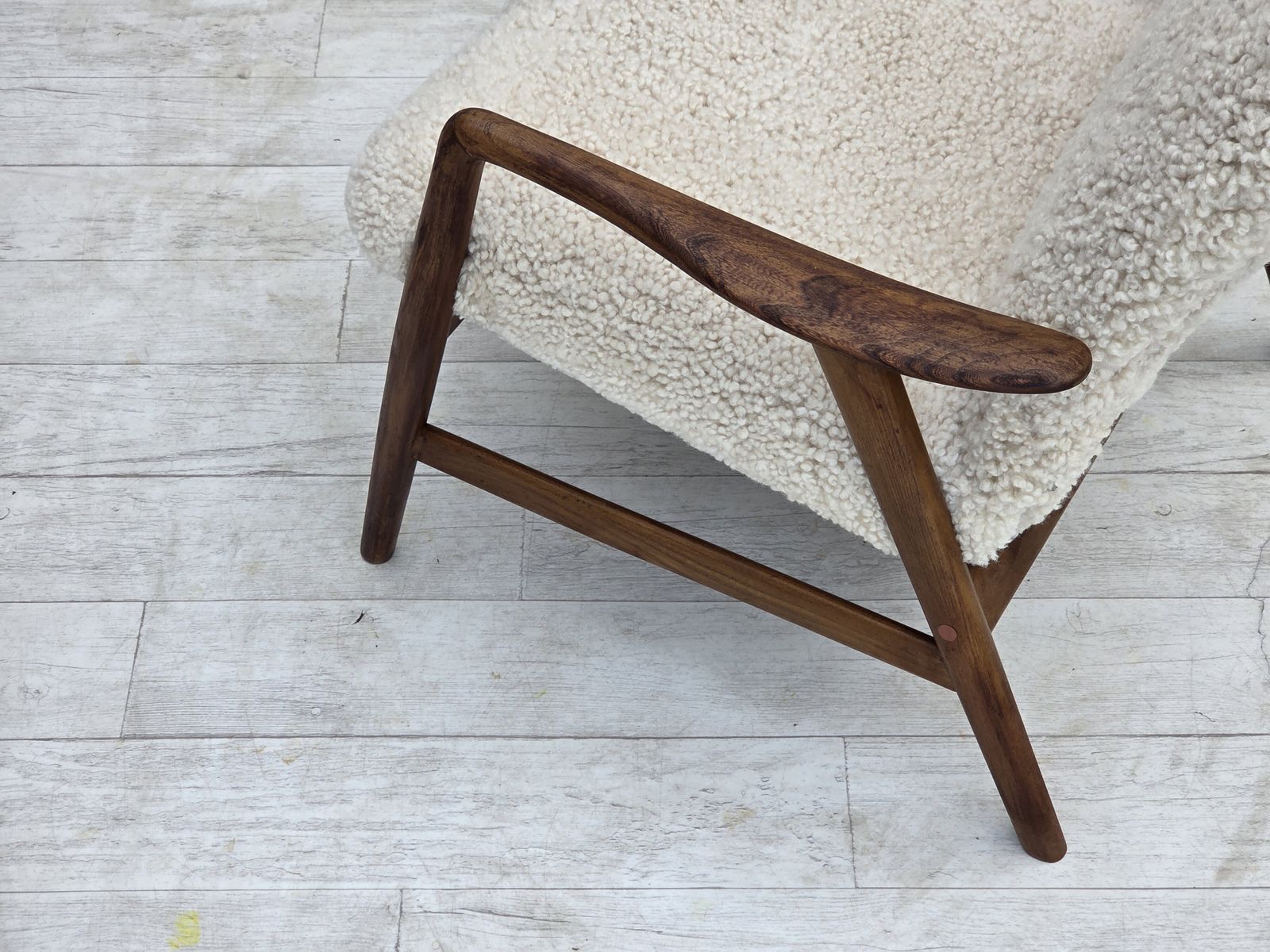 photo vintage Ca. jaren 1960, Deens design van Alf Svensson, Echt schapenvacht, Opnieuw bekleed.