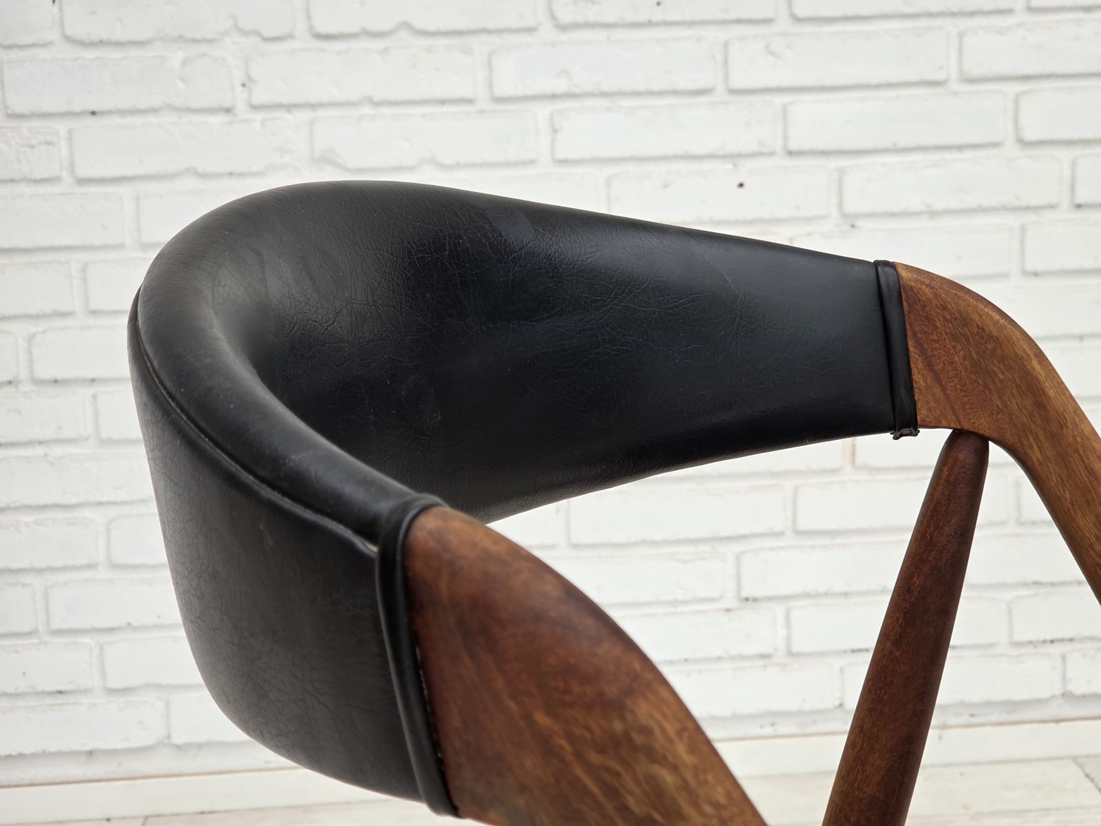 photo furniture 1960s, Danish Design By Kai Kristensen, Set Of 4 Armchairs, Leather, Teak Wood.
