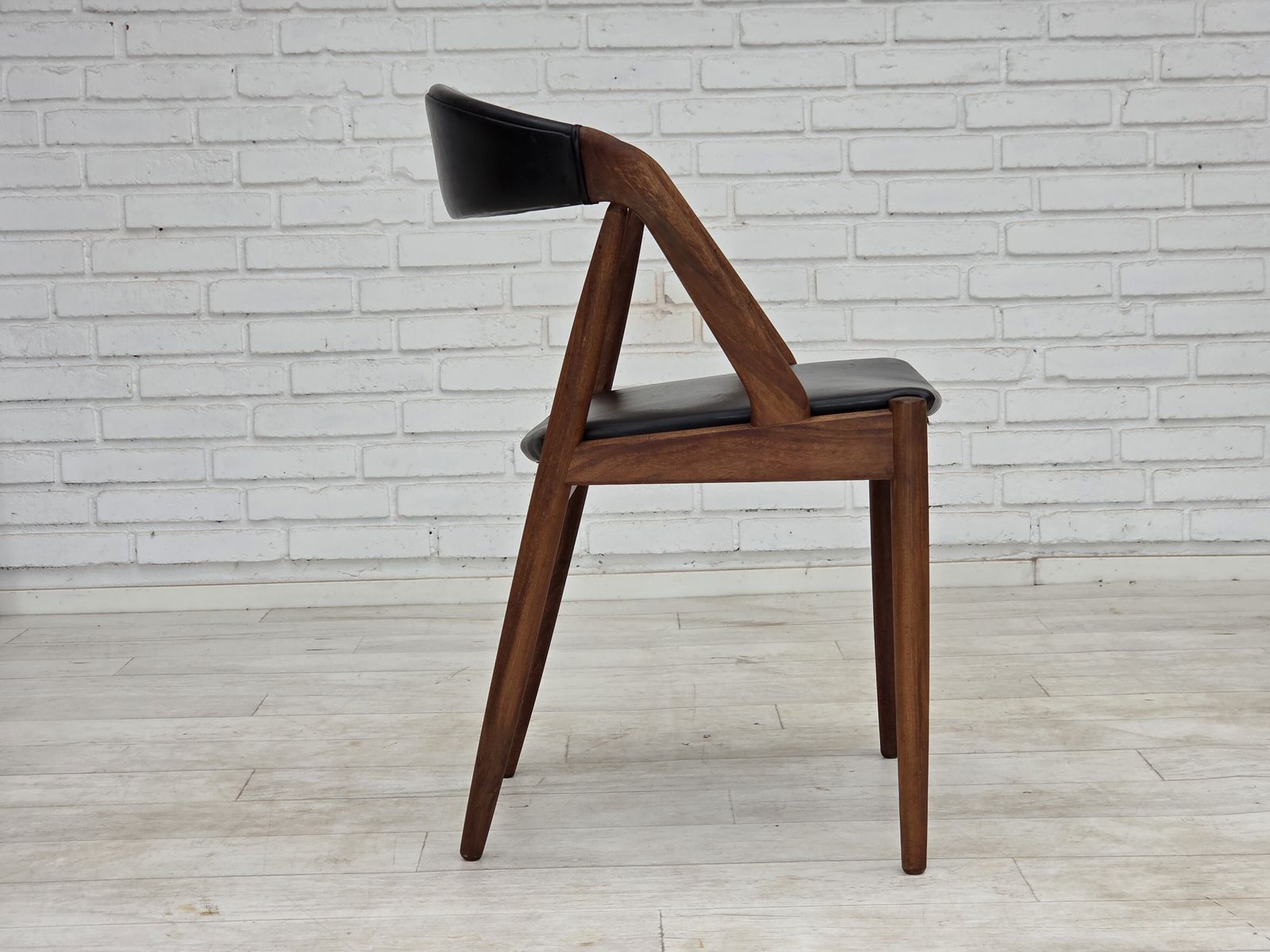 Meubels Ca. jaren 1960, Deens design van Kai Kristensen, set van 4 fauteuils, leer, teakhout. photo