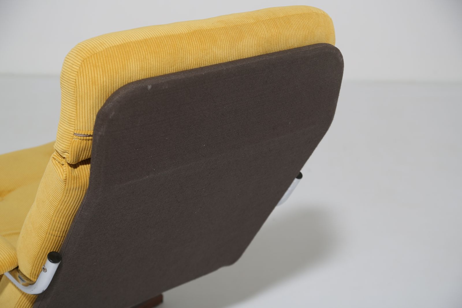 Meubels Vintage Deense Draaibare Lounge Fauteuil in Geel Corduroy, jaren 1970. photo