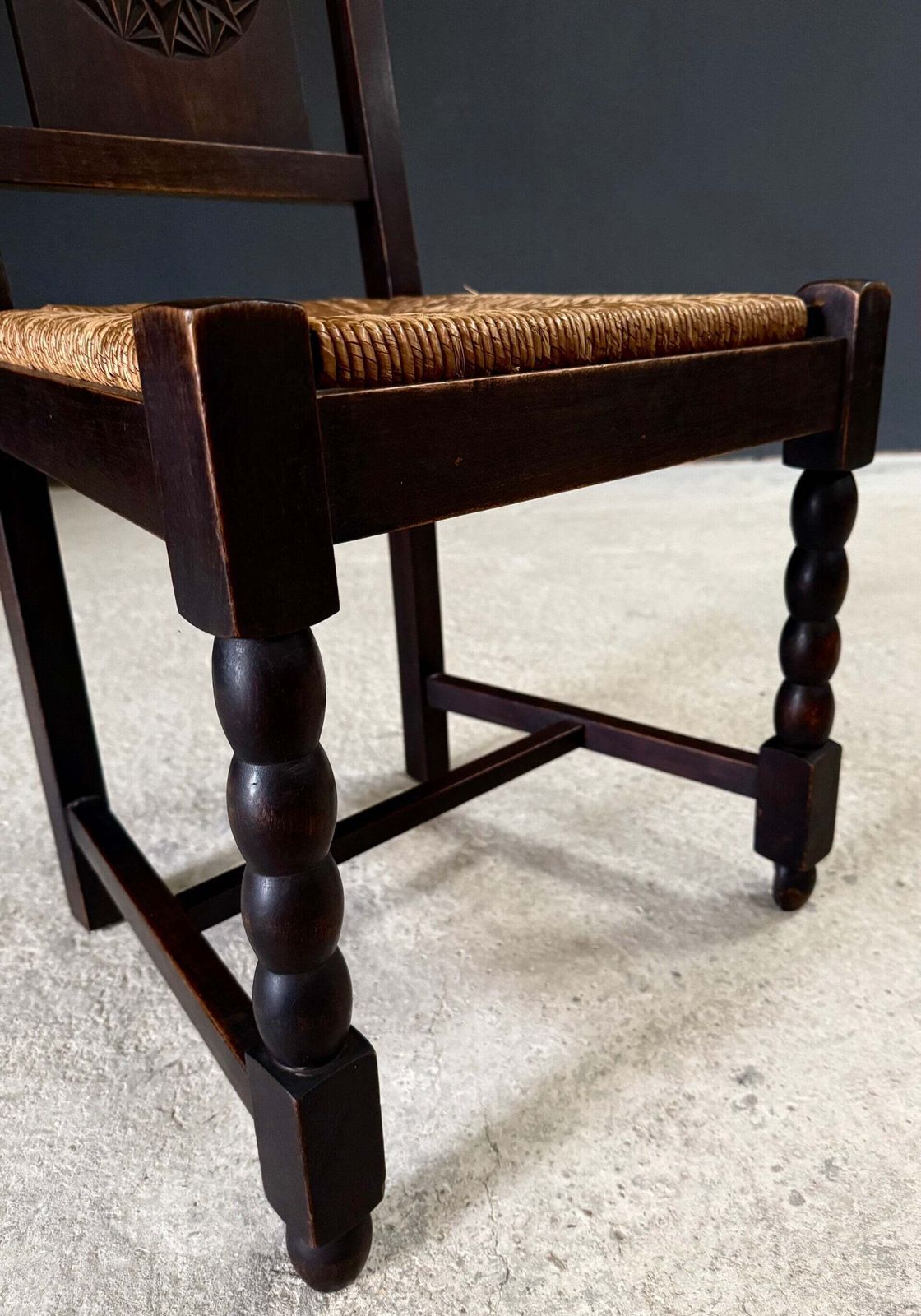 Franse Provincial Design Eetkamerstoelen met Gesneden Rugleuning van Charles Dudouyt photo furniture