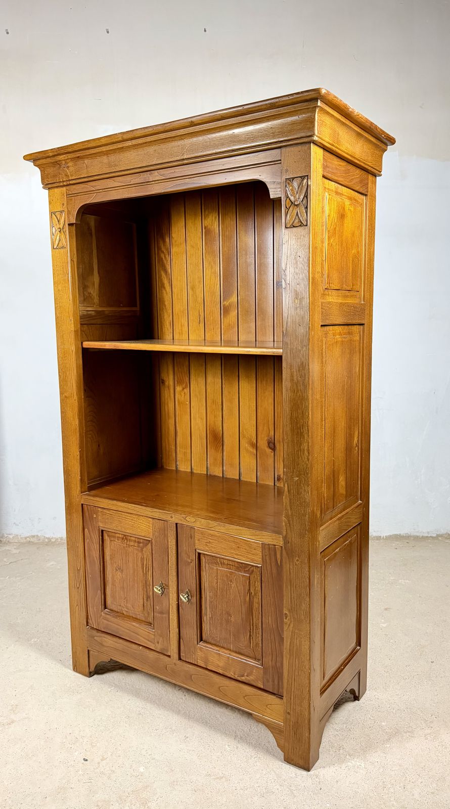 photo furniture Spaanse eiken rustieke houten kast, ca. jaren 1940