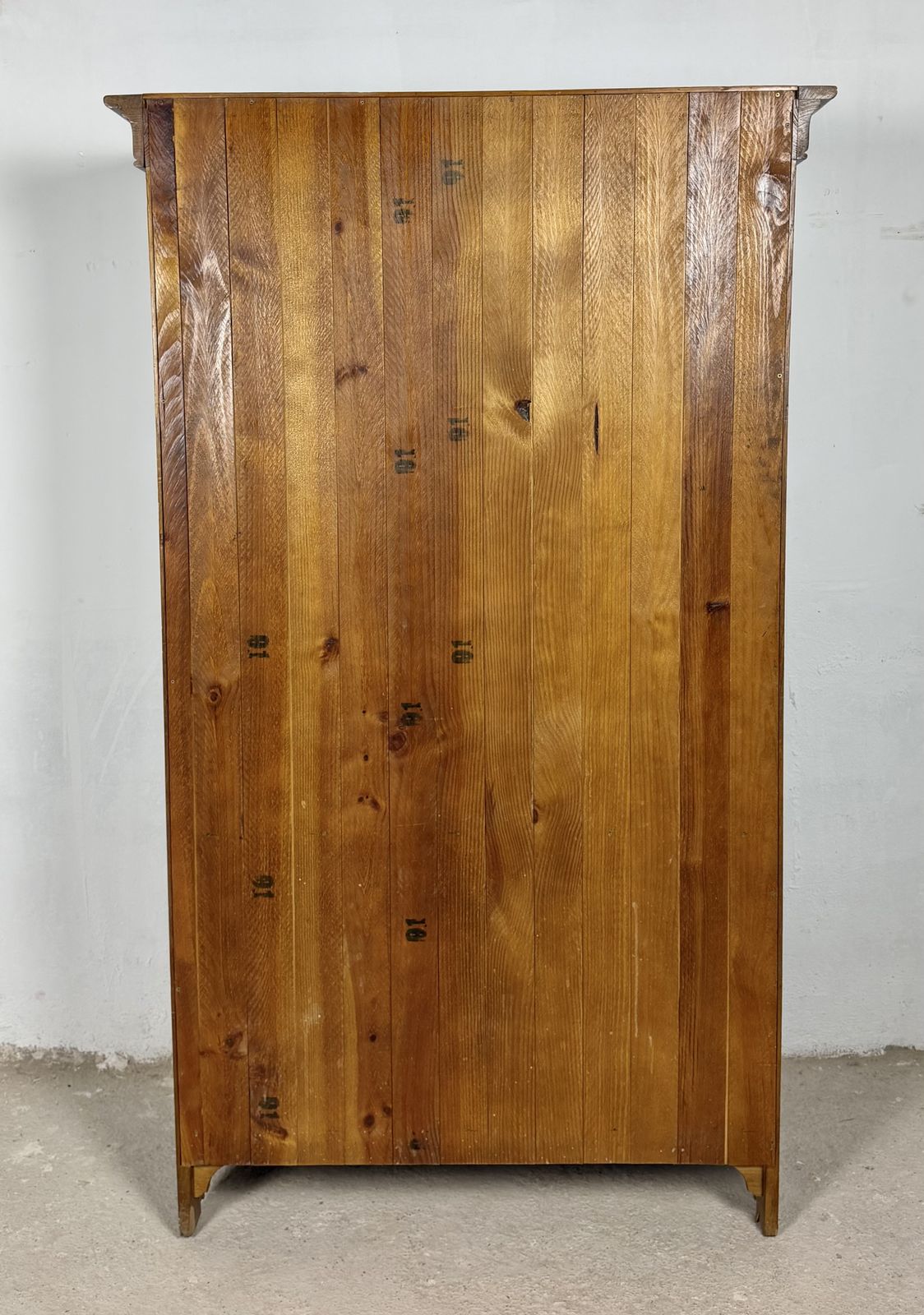 Meubels Spaanse eiken rustieke houten kast, ca. jaren 1940 photo