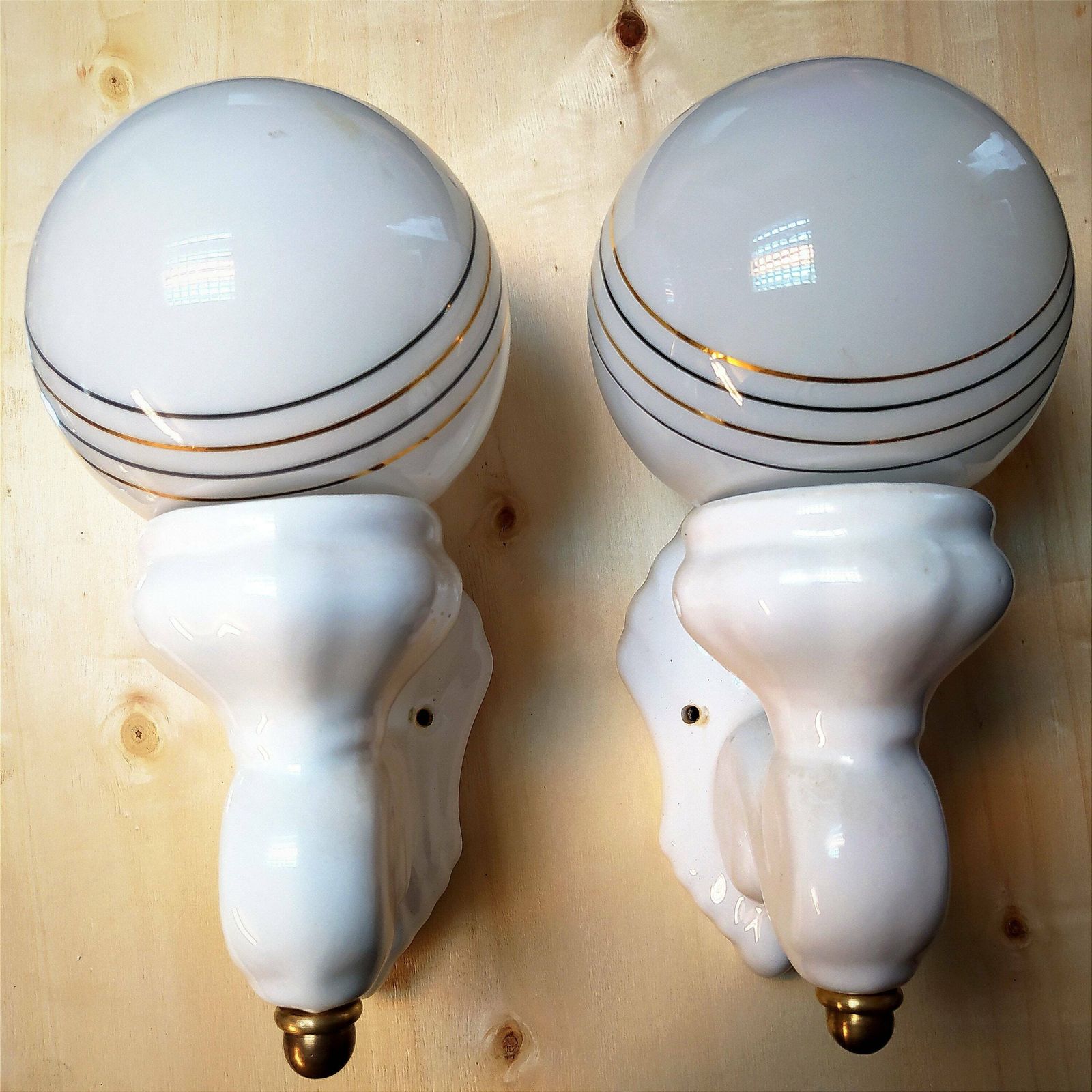 Paire d'appliques murales en porcelaine, années 1930. photo Luminaires