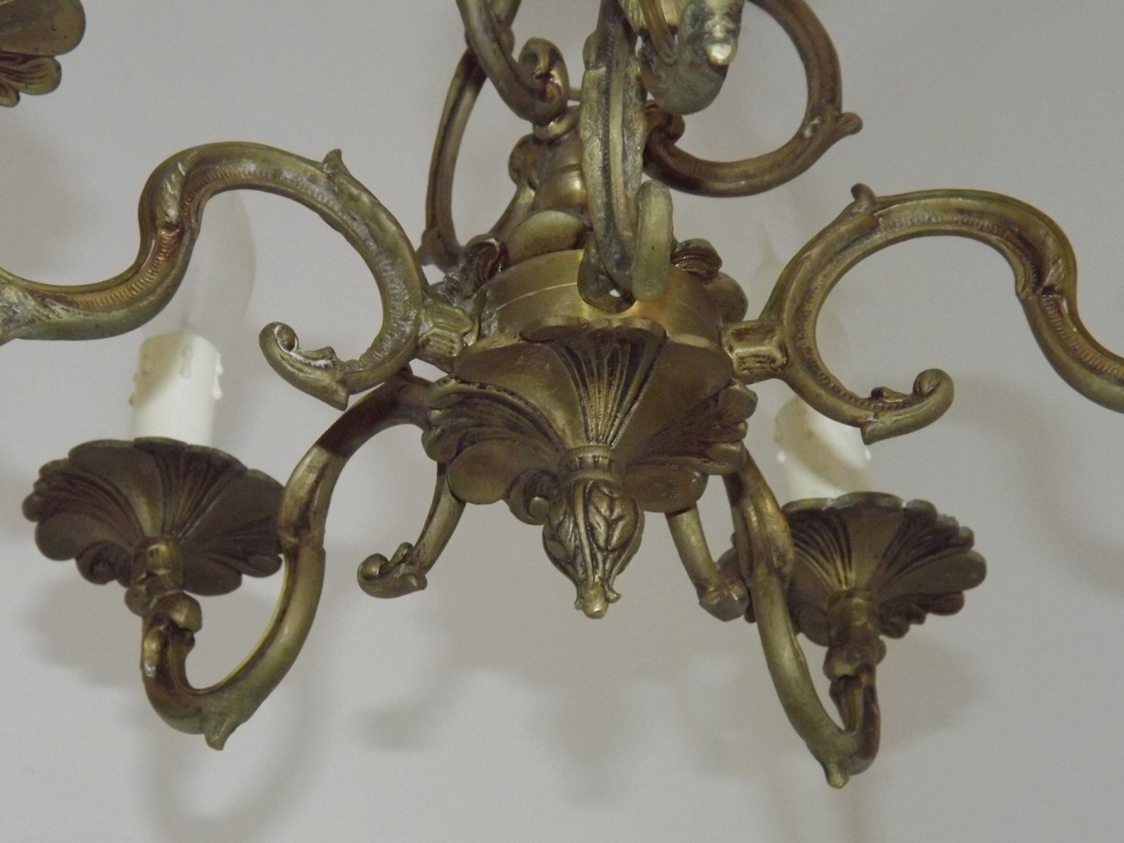 photo vintage Lustre d'époque français à cinq lumières, cage triangulaire en bronze