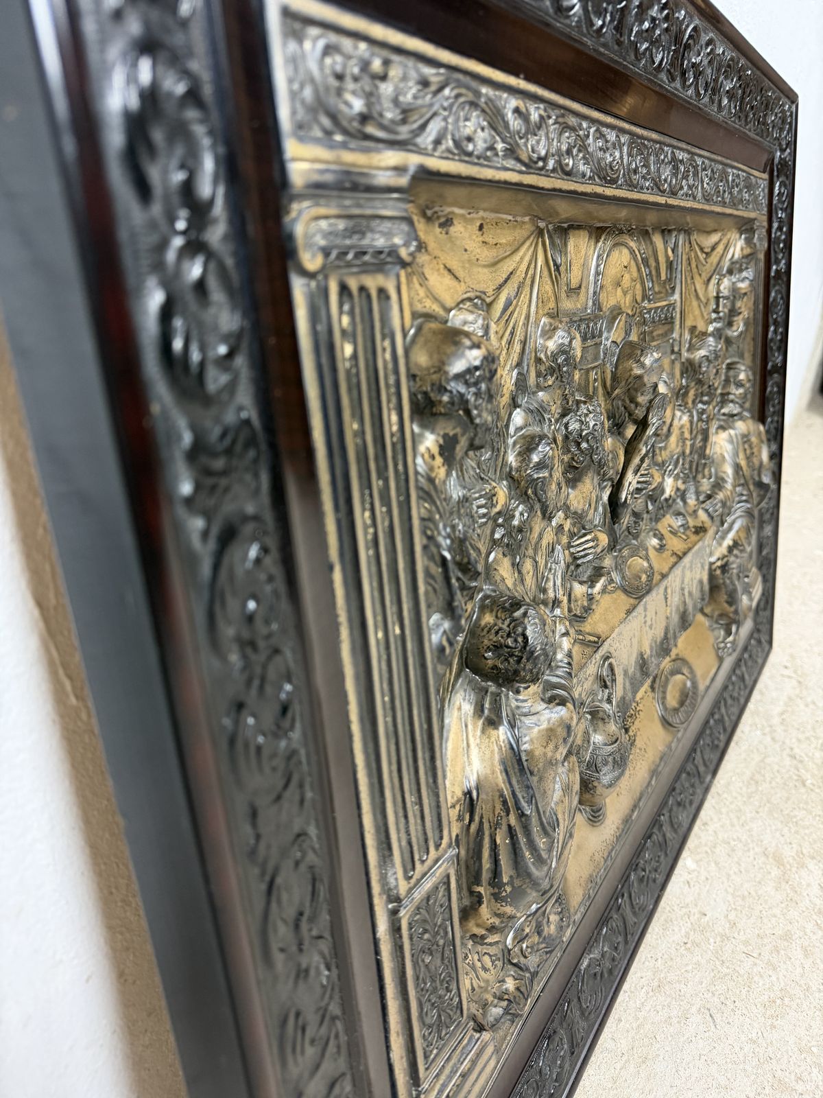 photo furniture Spaans reliëf van het Laatste Avondmaal in lijst, midden 20e eeuw