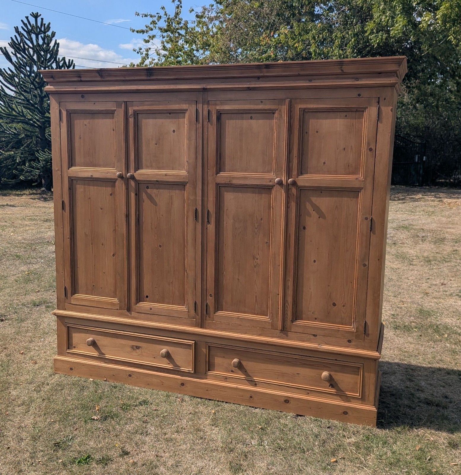Armoire campagnarde mid-century en pin 4 portes, livraison disponible 0372 photo for sale