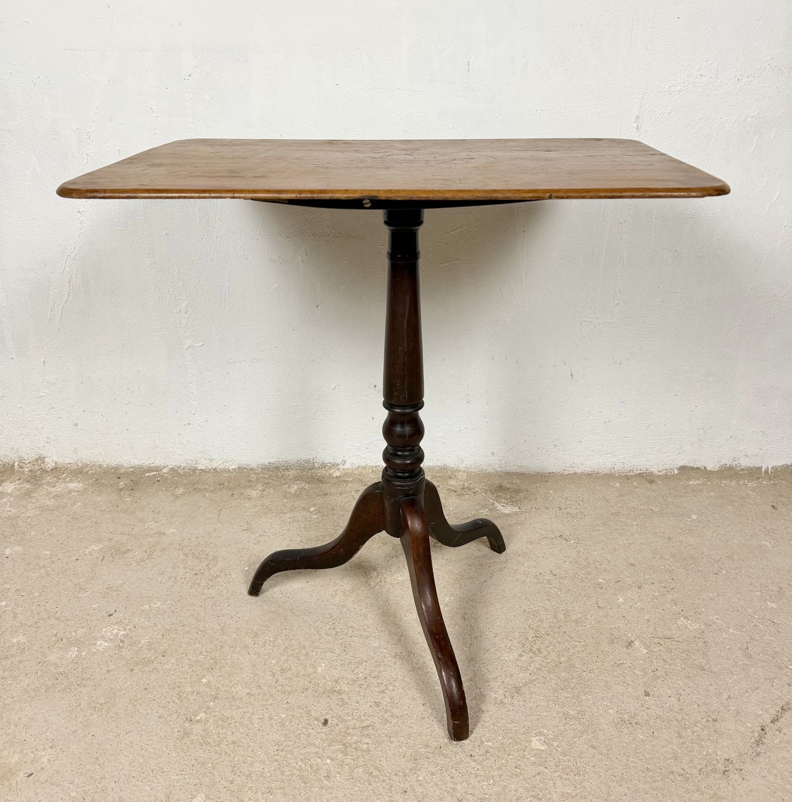 1350.0 Spaanse bijzettafel met rechthoekig blad op driepootonderstel, midden 20e eeuw photo