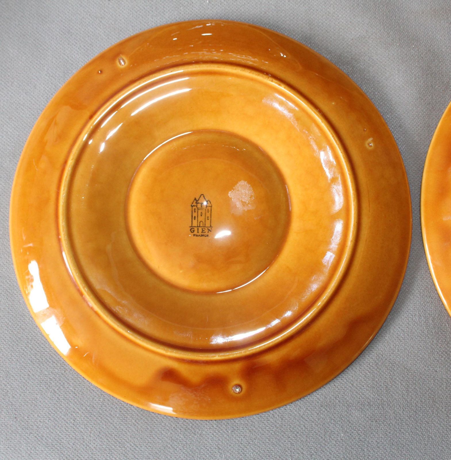 photo buy Set van 6 vintage Franse Gien honingbruin keramiek majolica artisjokborden, serveerschaal, verdeelborden, logo Gien France jaren 1960, amber