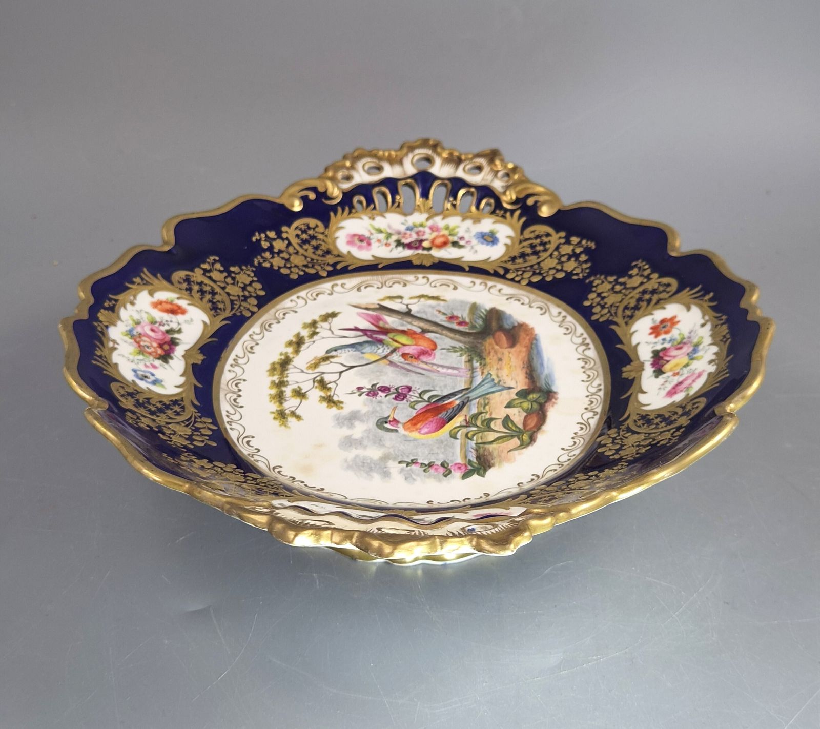 Antiek Engels ovaal schaal met Fancy Birds, toegeschreven aan Coalport, kobaltblauw, ca. 1840-1850 photo vintage