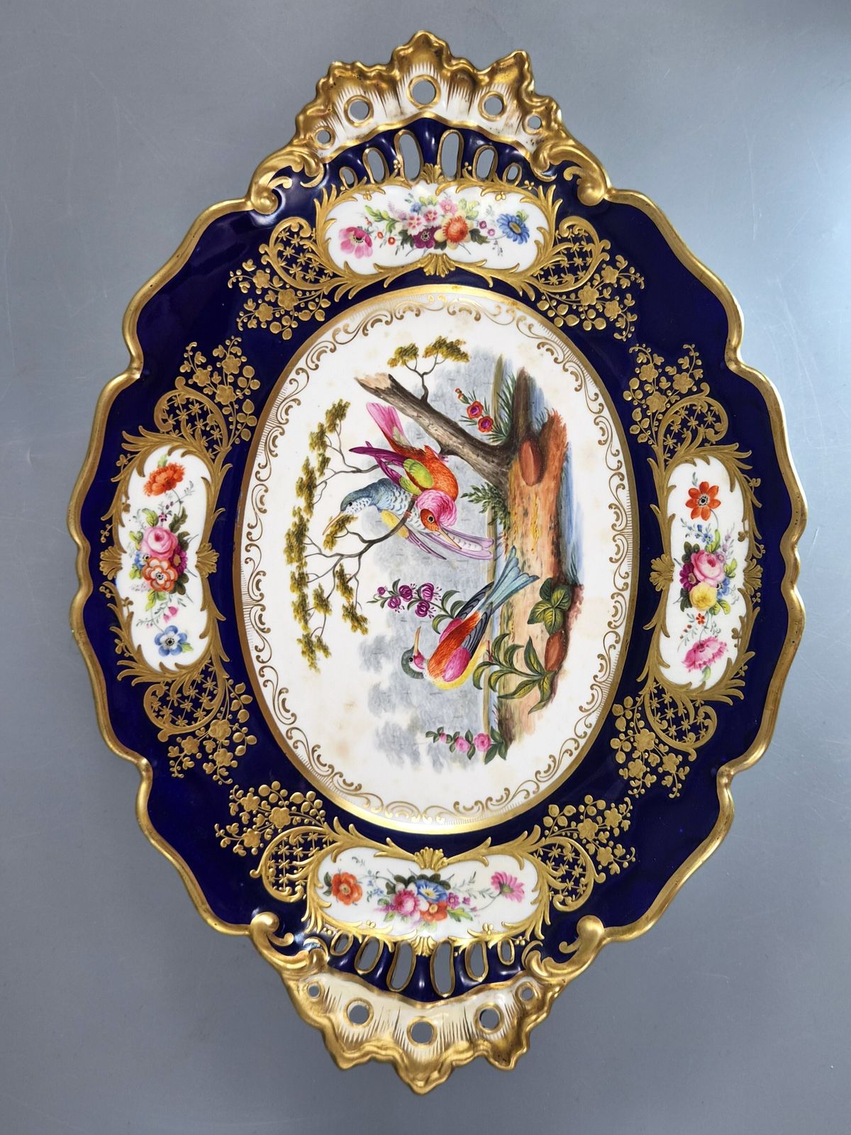 photo furniture Antiek Engels ovaal schaal met Fancy Birds, toegeschreven aan Coalport, kobaltblauw, ca. 1840-1850