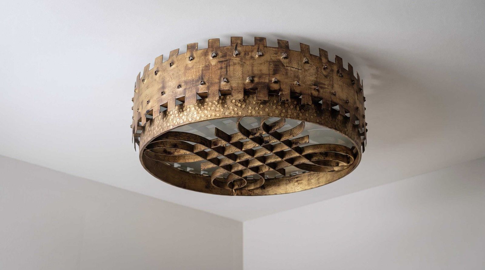 Plafonnier brutalist mid-century en fer forgé doré, années 1940. photo furniture