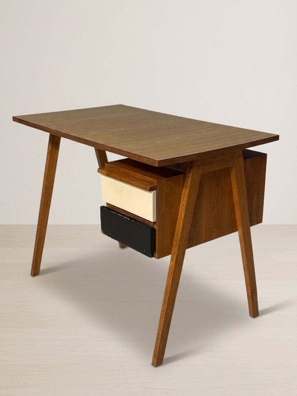 Schrijftafel Mid Century Houten Bureau van Robin Day, jaren 1950, Verenigd Koninkrijk, 100 × 59 × 77 cm photo Meubels